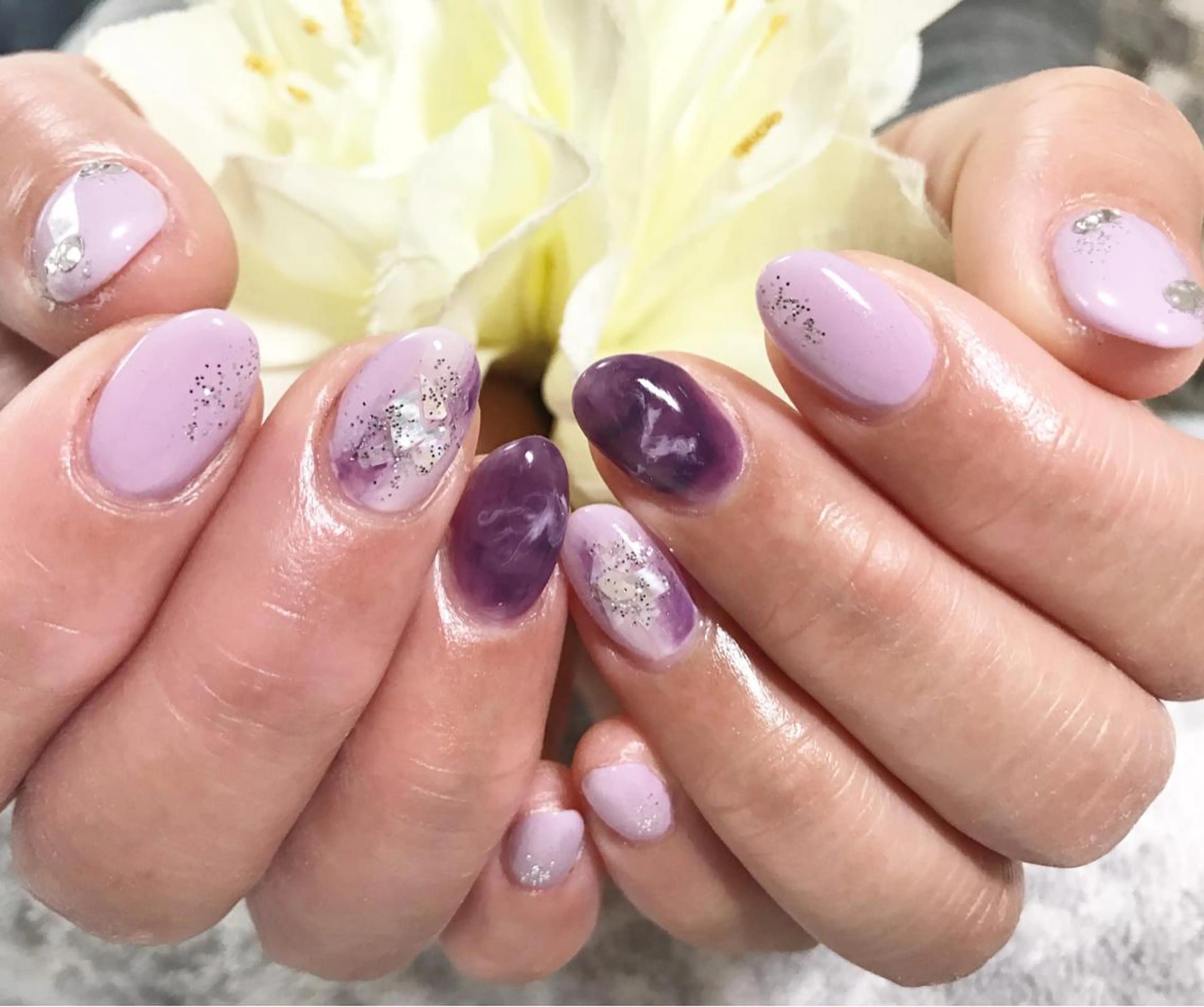 ネイル フットネイル パープル シンプルネイル 春ネイル ホワイト ネイル フフラ所属・nail fufla ♡yamane♡のネイルデザイン