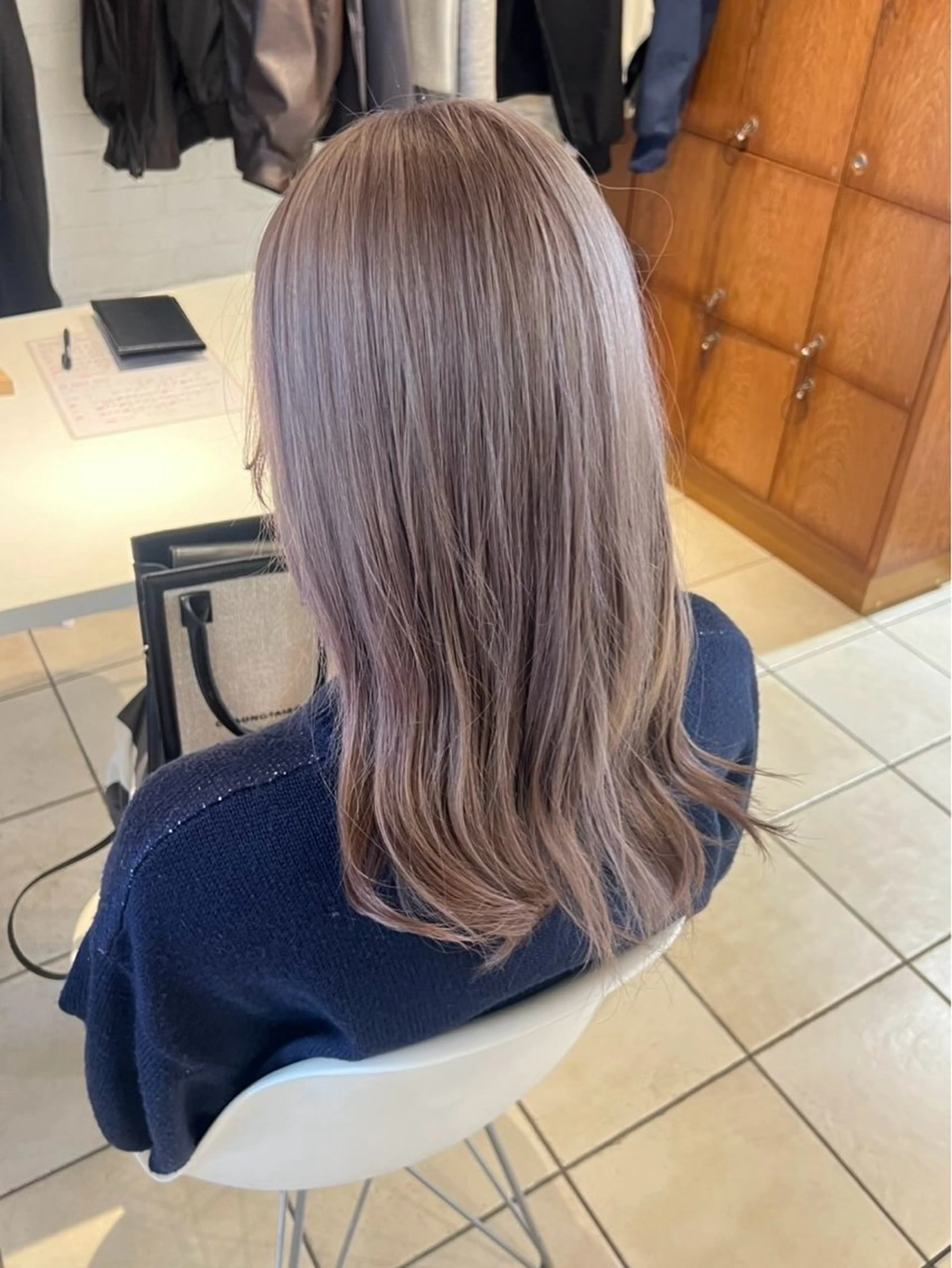 セミロング カラー ブリーチ グレージュ ミルクティーグレージュ 縮毛矯正 💫レイヤーカット 💫ブリーチ💫サキのヘアスタイル