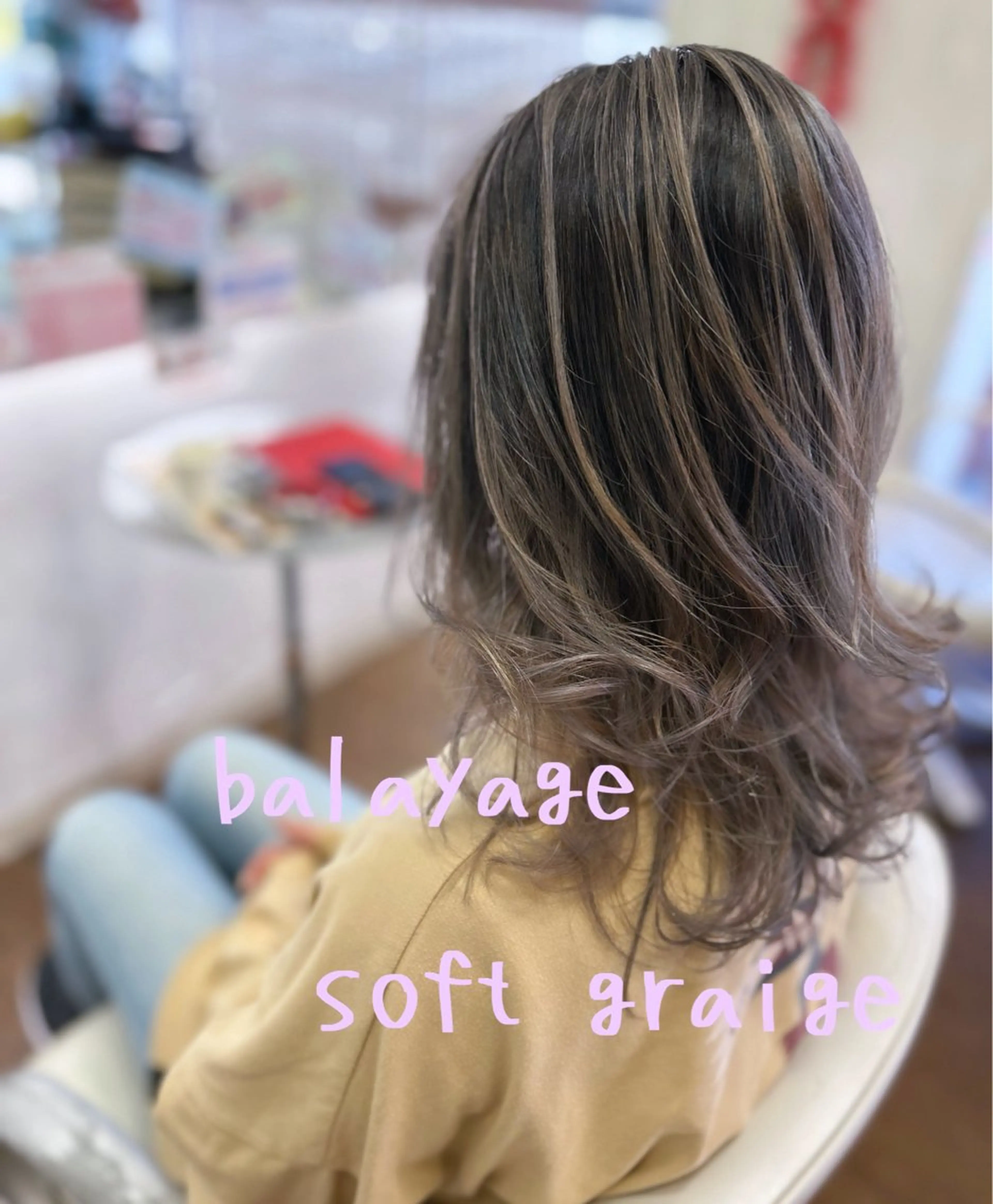 ミディアム カラー バレイヤージュ グレージュ レイヤーカット ヘアカラー GLAD 萩原のヘアスタイル