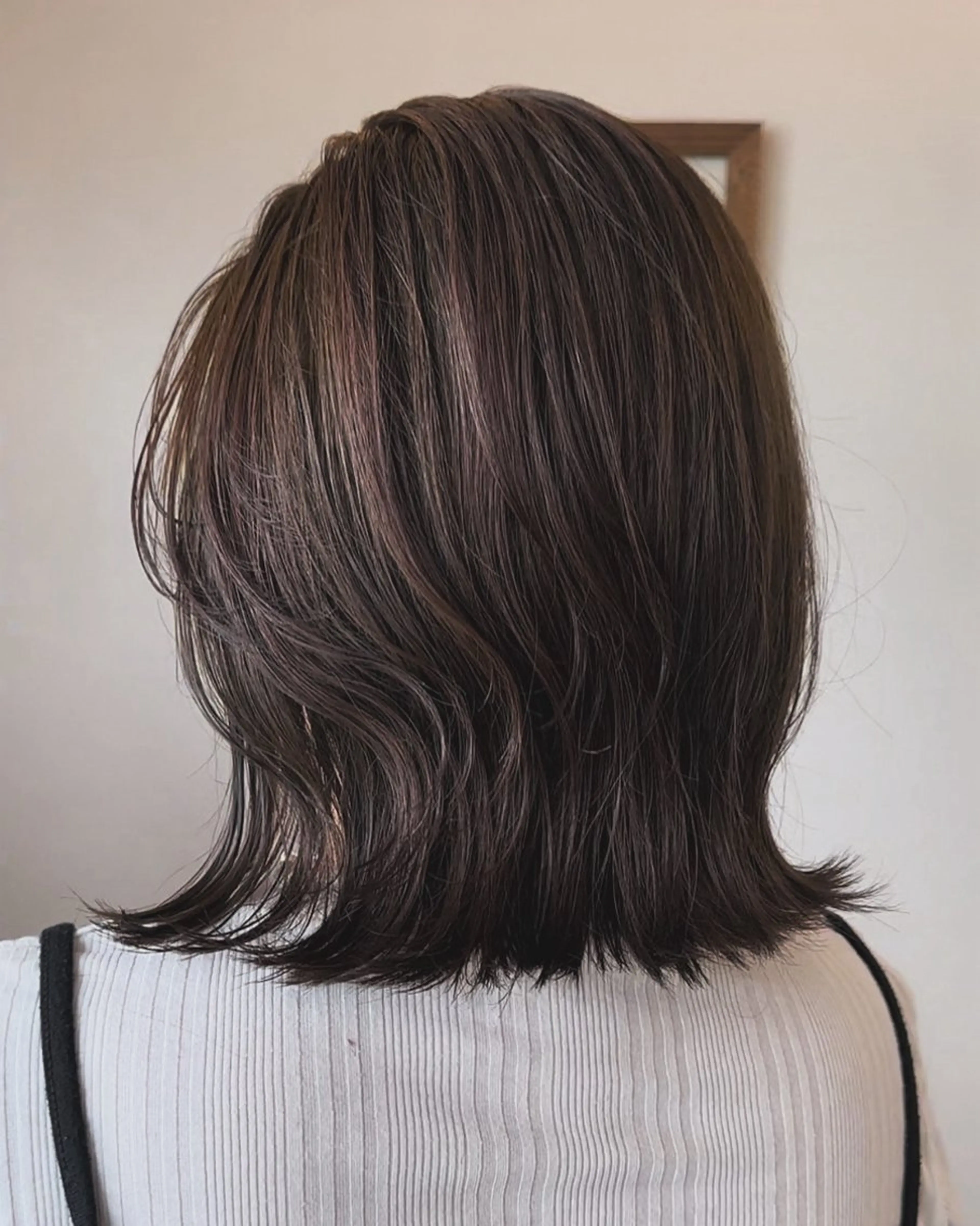 ミディアム カラー ブラウンカラー 透明感カラー くすみブラウン 外ハネヘア GENE CUTCLUB所属・岩村 夏姫のヘアスタイル