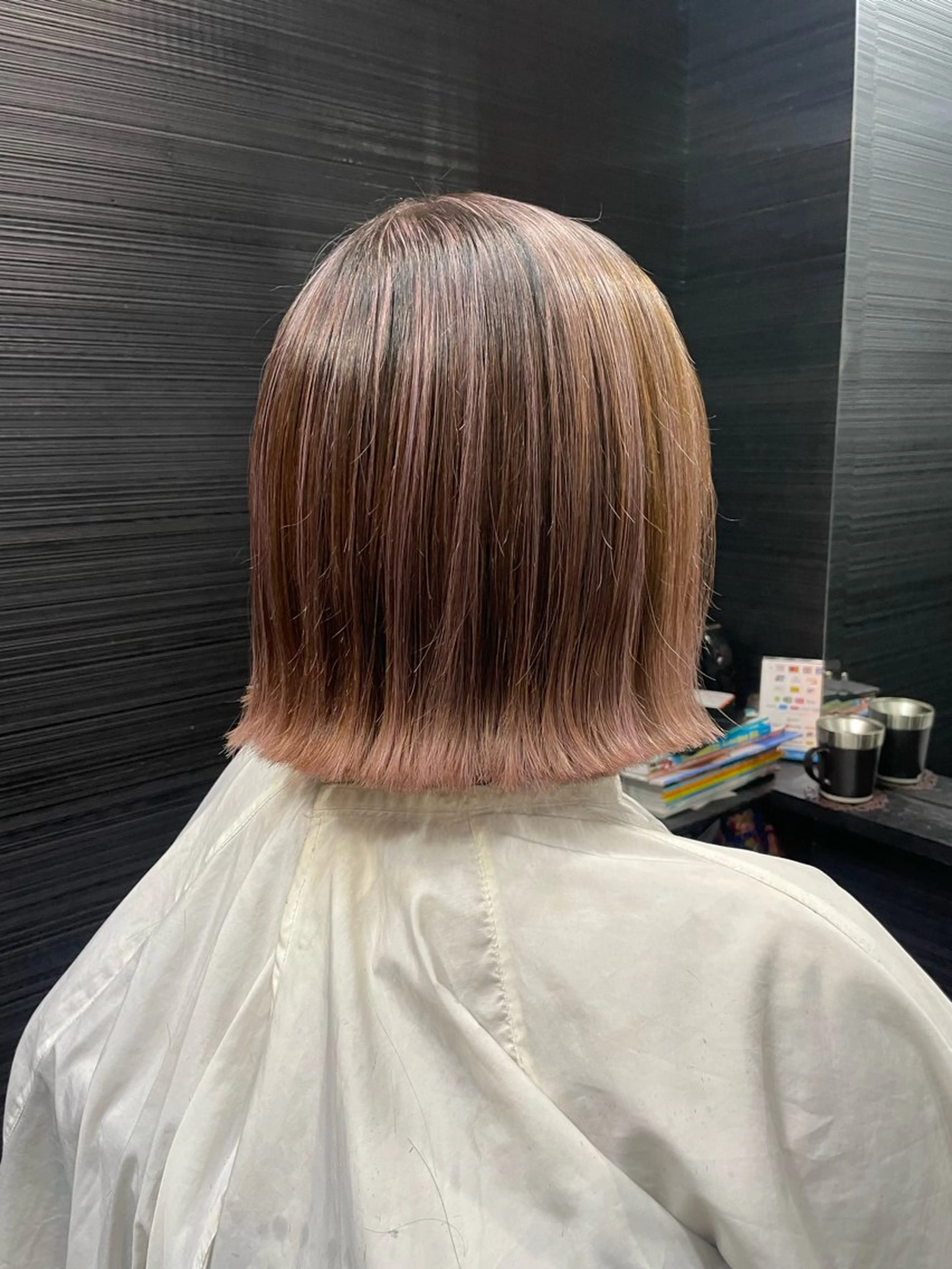 ショート カラー 切りっぱなしボブ ベージュカラー ハイライトカラー ピンクカラー ピンクベージュ ヘアカラー トリートメント VERONIQUE所属・山本 雅由のヘアスタイル