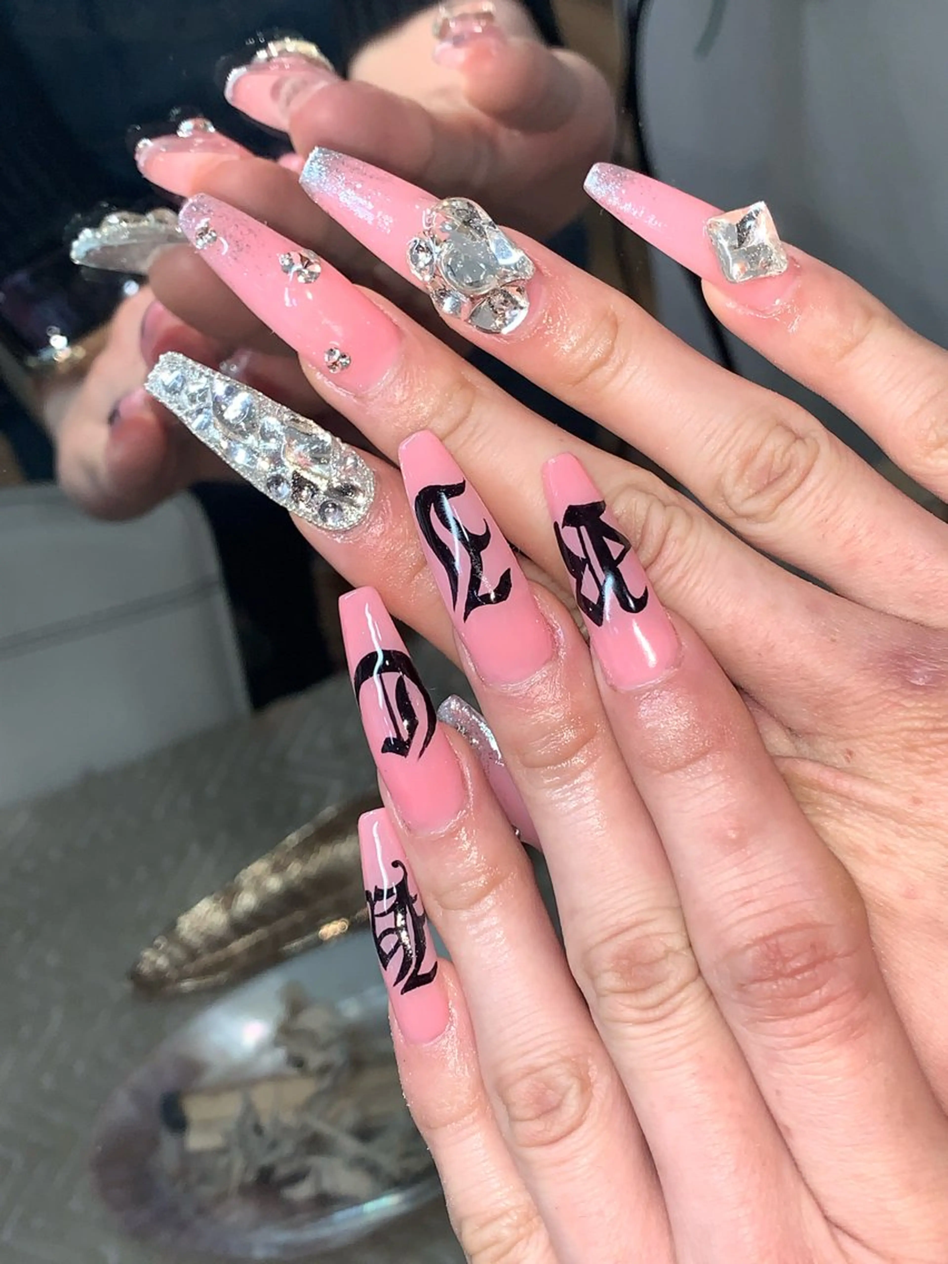 ネイル ハンドネイル NES NAIL所属・さゆり￤推しキャラ ￤ロングネイル🩷のネイルデザイン