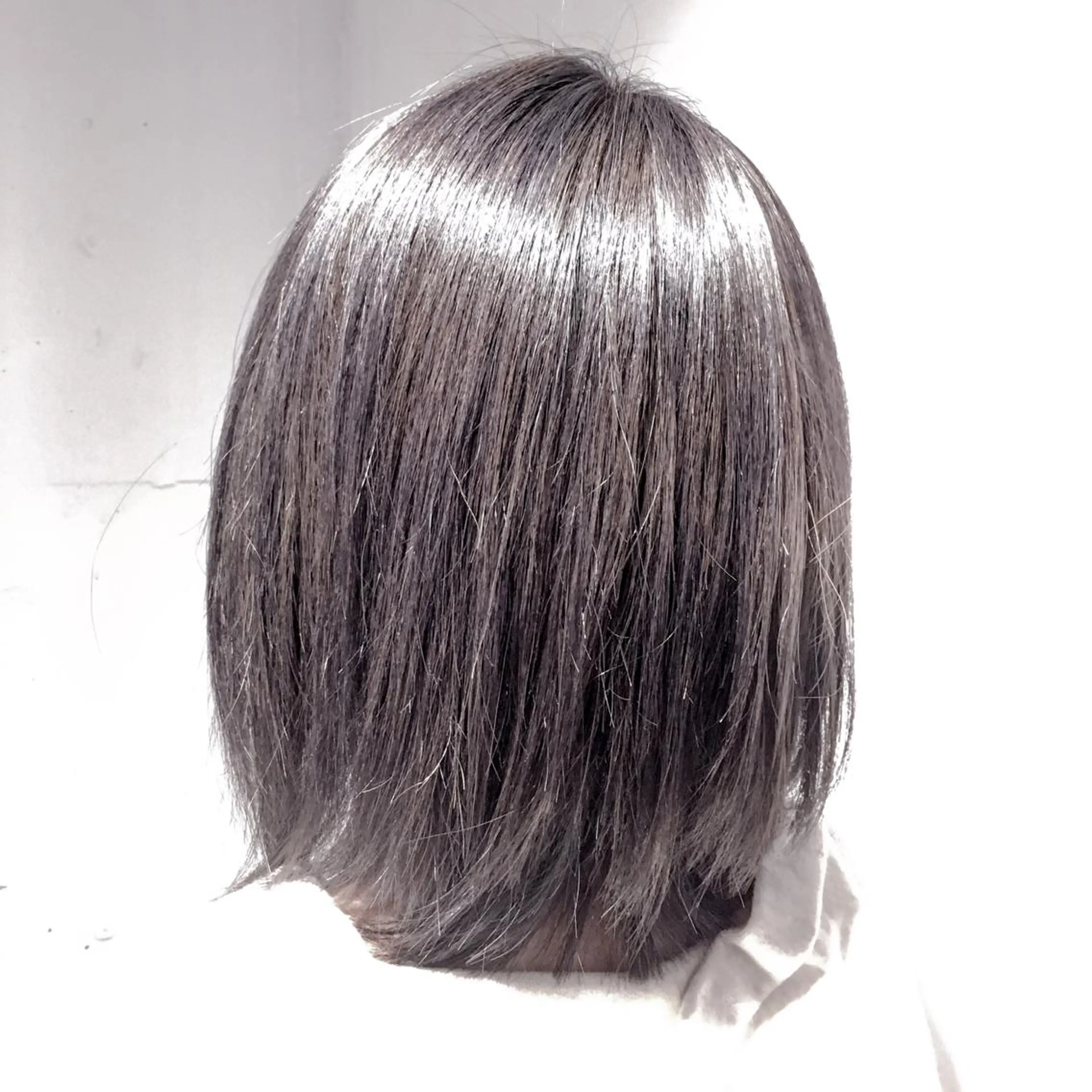 ミディアム カラー ブリーチ 透明感カラー グレージュ イルミナカラー シルバー ヘアカラー トミタ アツシのヘアスタイル