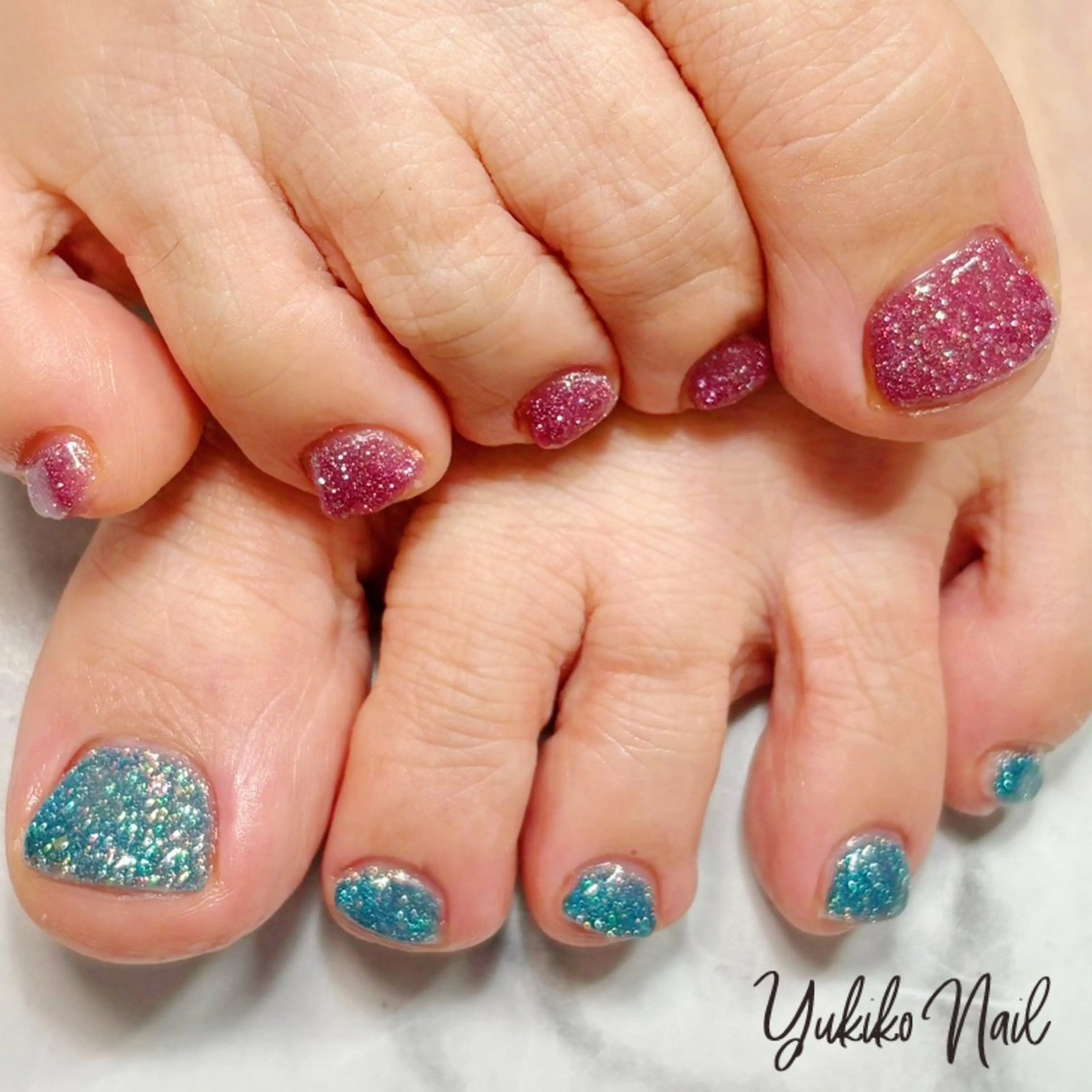 ネイル ブルー フラッシュネイル フットネイル キラキラネイル ワンカラーネイル フットネイル ユキコ ネイルのネイルデザイン