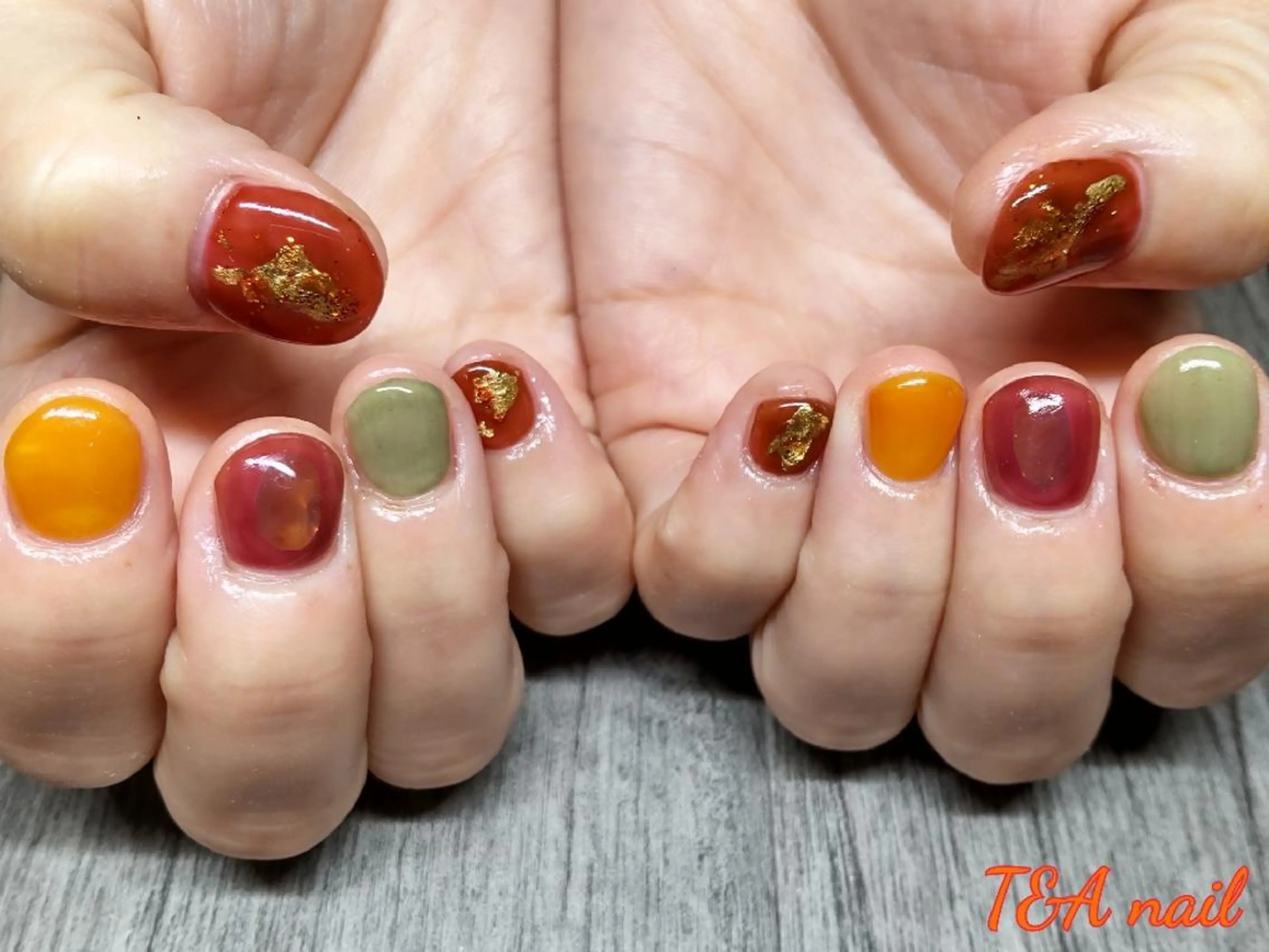 ショート ネイル ショートヘア ブラウン 長さ出し ジェルネイル ニュアンスネイル ハンドネイル T&A nailのネイルデザイン