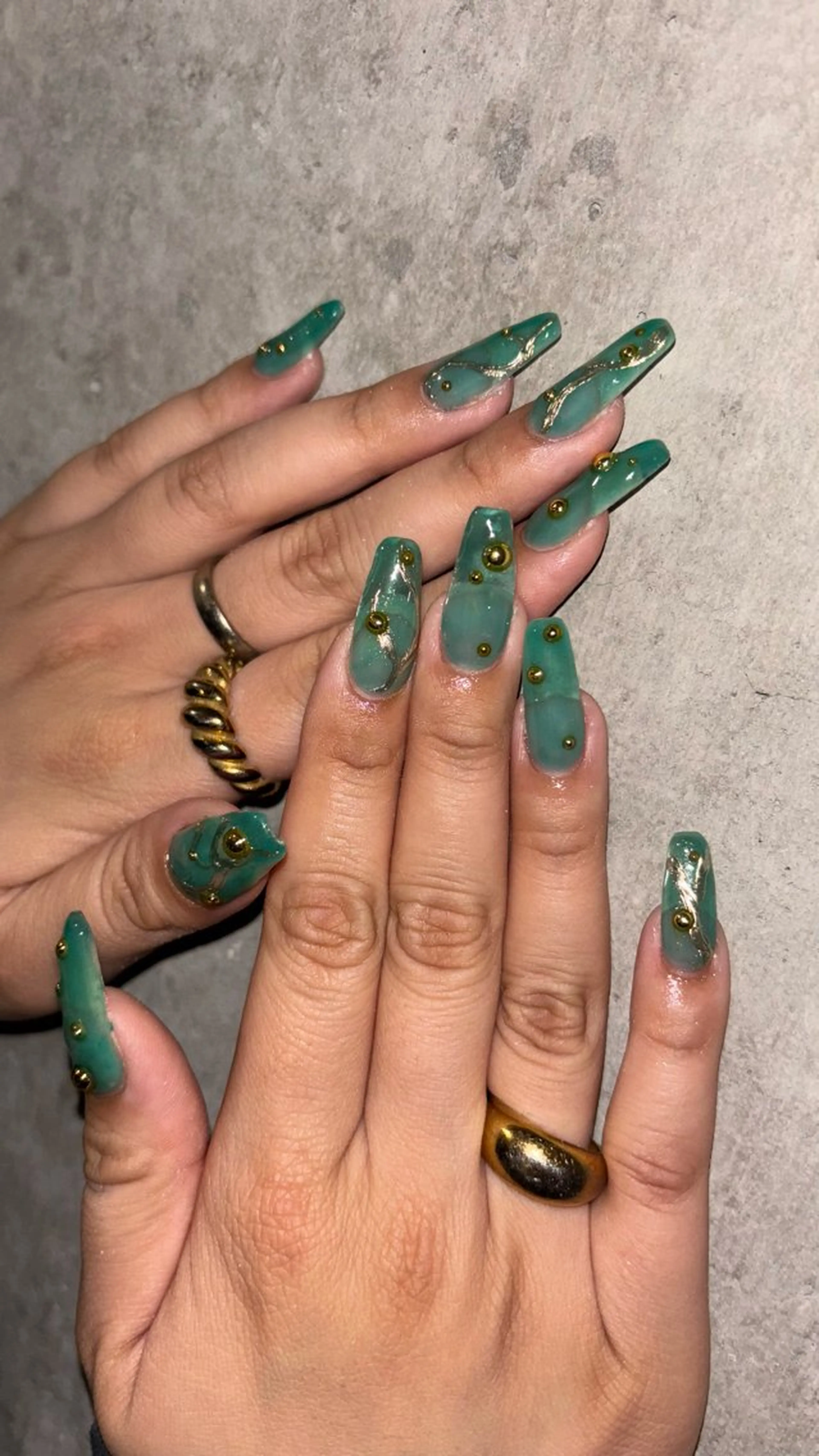 ネイル ミラーネイル ハンドネイル Queen所属・伊藤 梨恋のネイルデザイン