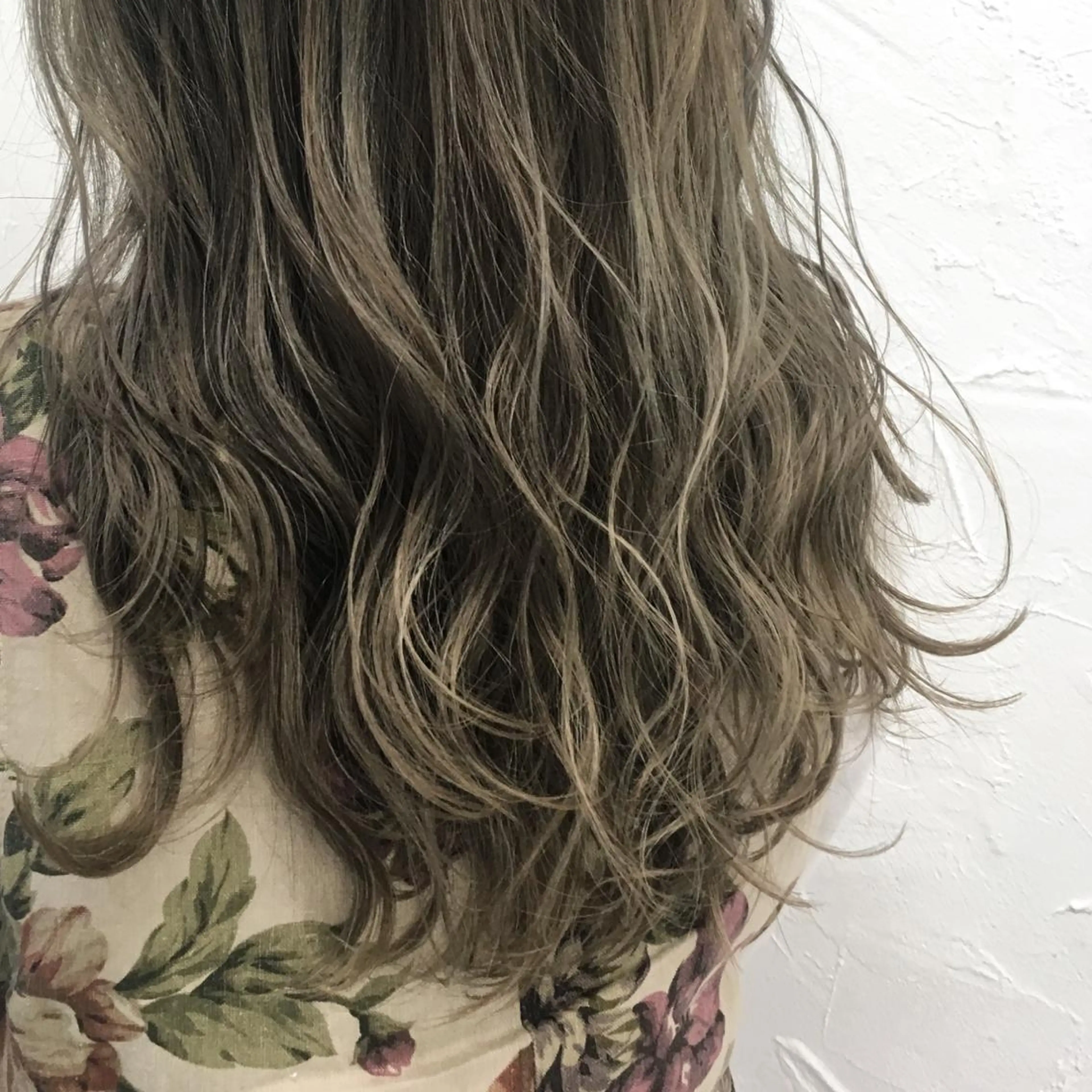 ミディアム カラー ブリーチ 透明感カラー ハイライトカラー ハイトーンカラー ハイライト 大人垢抜け ダブルカラー【上野】のヘアスタイル