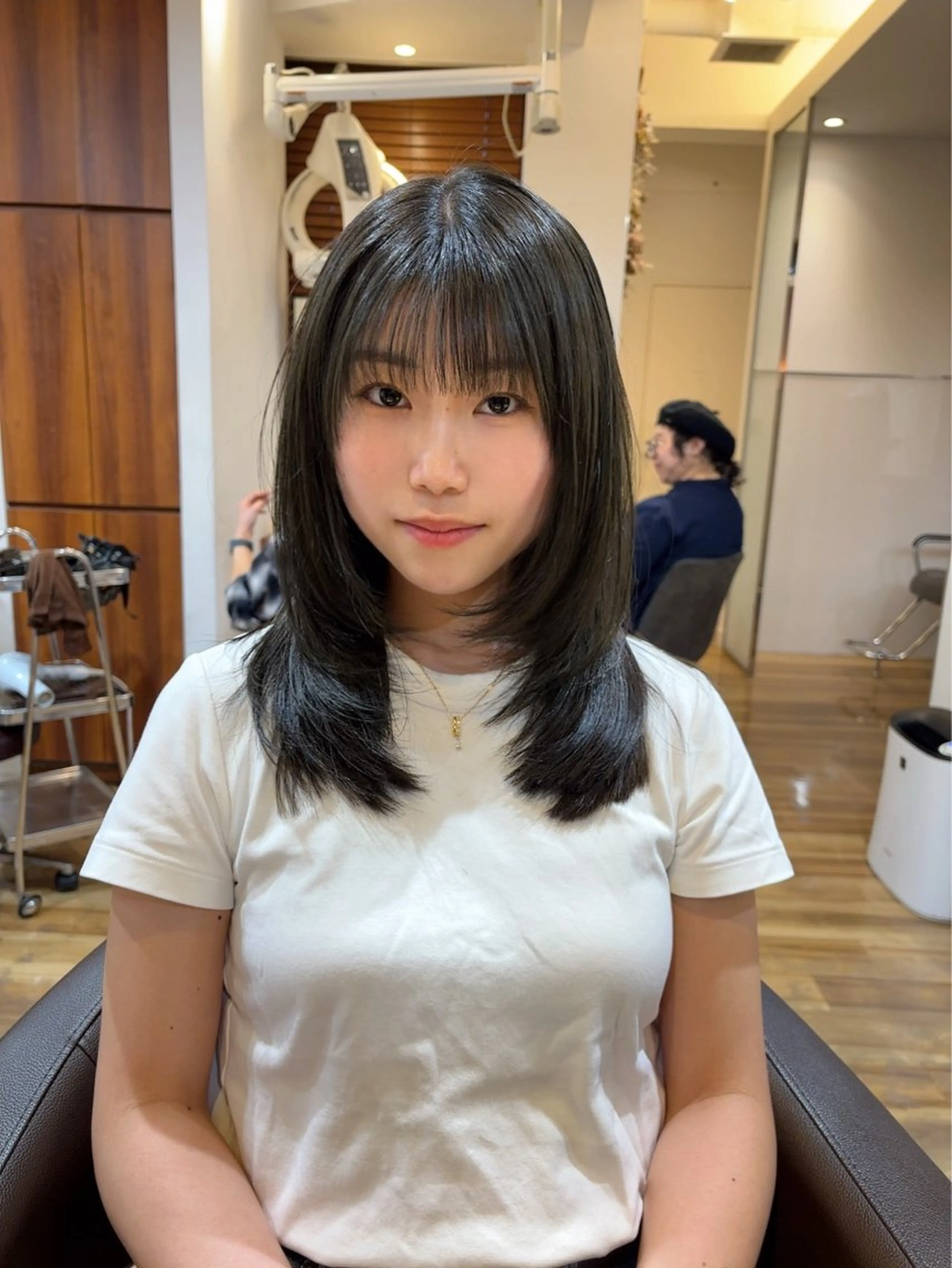 ミディアム カラー ミディアムレイヤー グレージュ オリーブグレージュ オリーブグレー レイヤーカット カット ヘアカラー トリートメント レイヤーカット /透明感/千葉怜寿のヘアスタイル