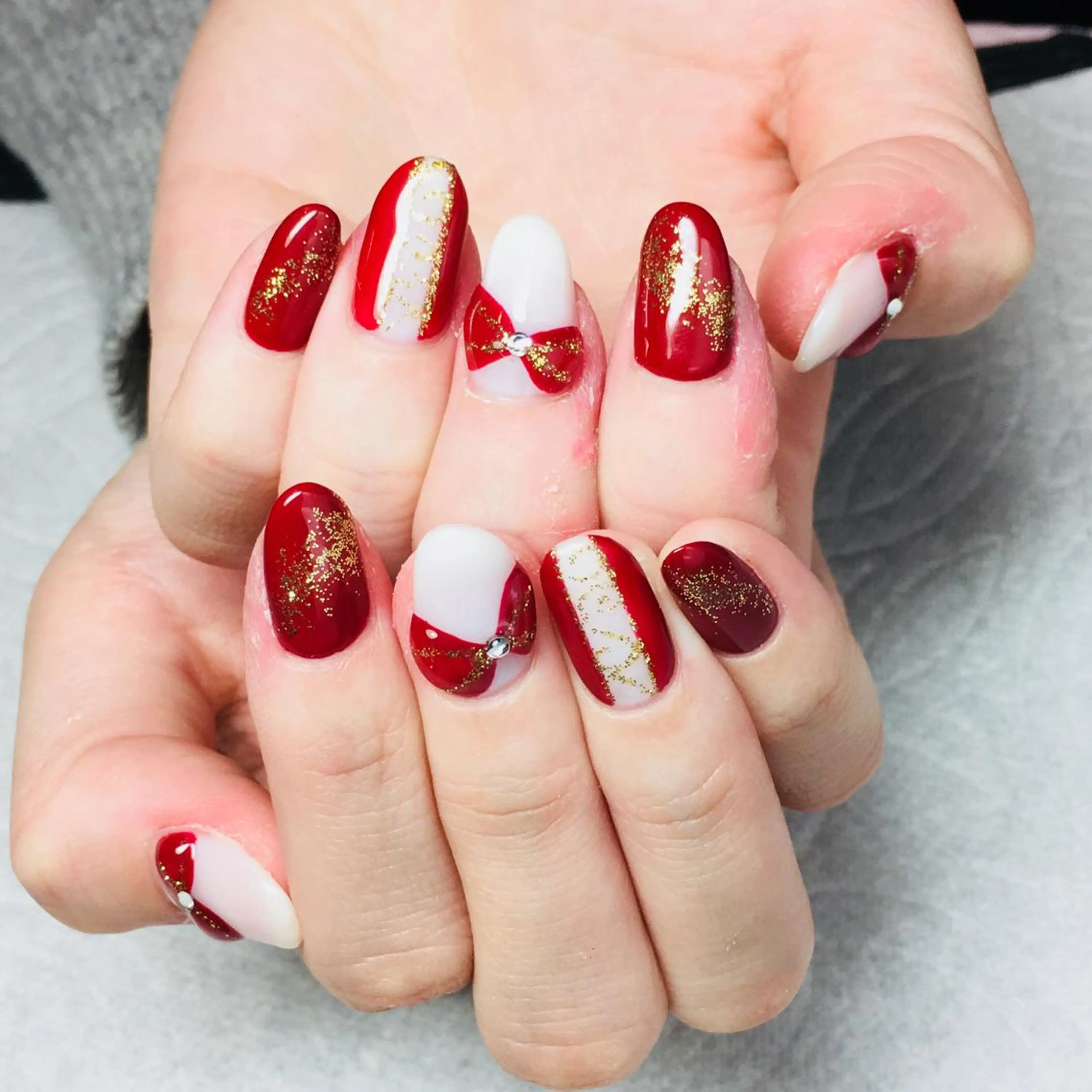 ネイル ボルドー ジェルネイル ゴールド ラメ(グリッター) ぷっくりネイル ハンドネイル THECOLORS所属・近貞 莉奈のネイルデザイン