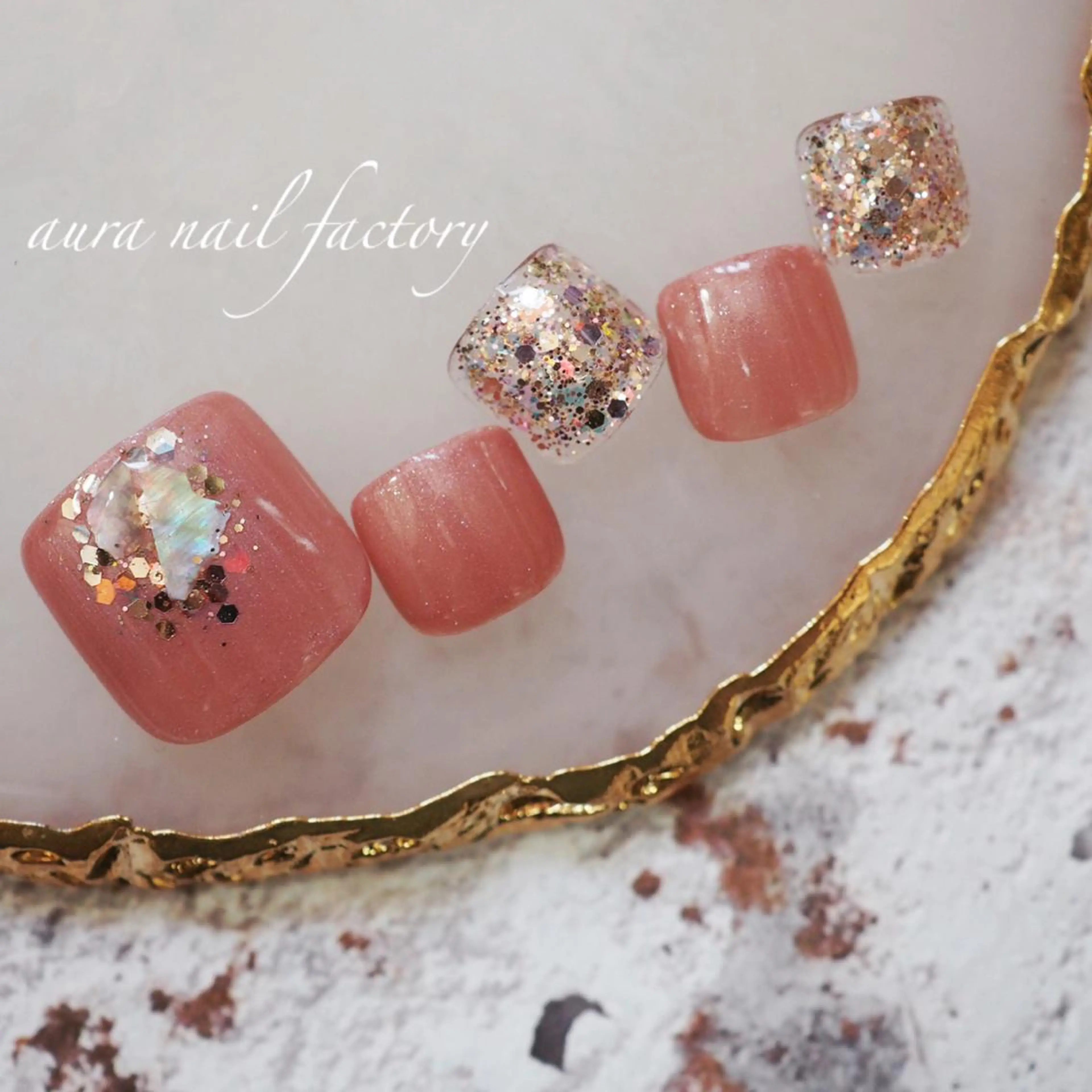 ショート カラー ネイル フットネイル ニュアンスネイル 赤色 シンプルネイル 赤羽　アウラ ネイルファクトリーのネイルデザイン