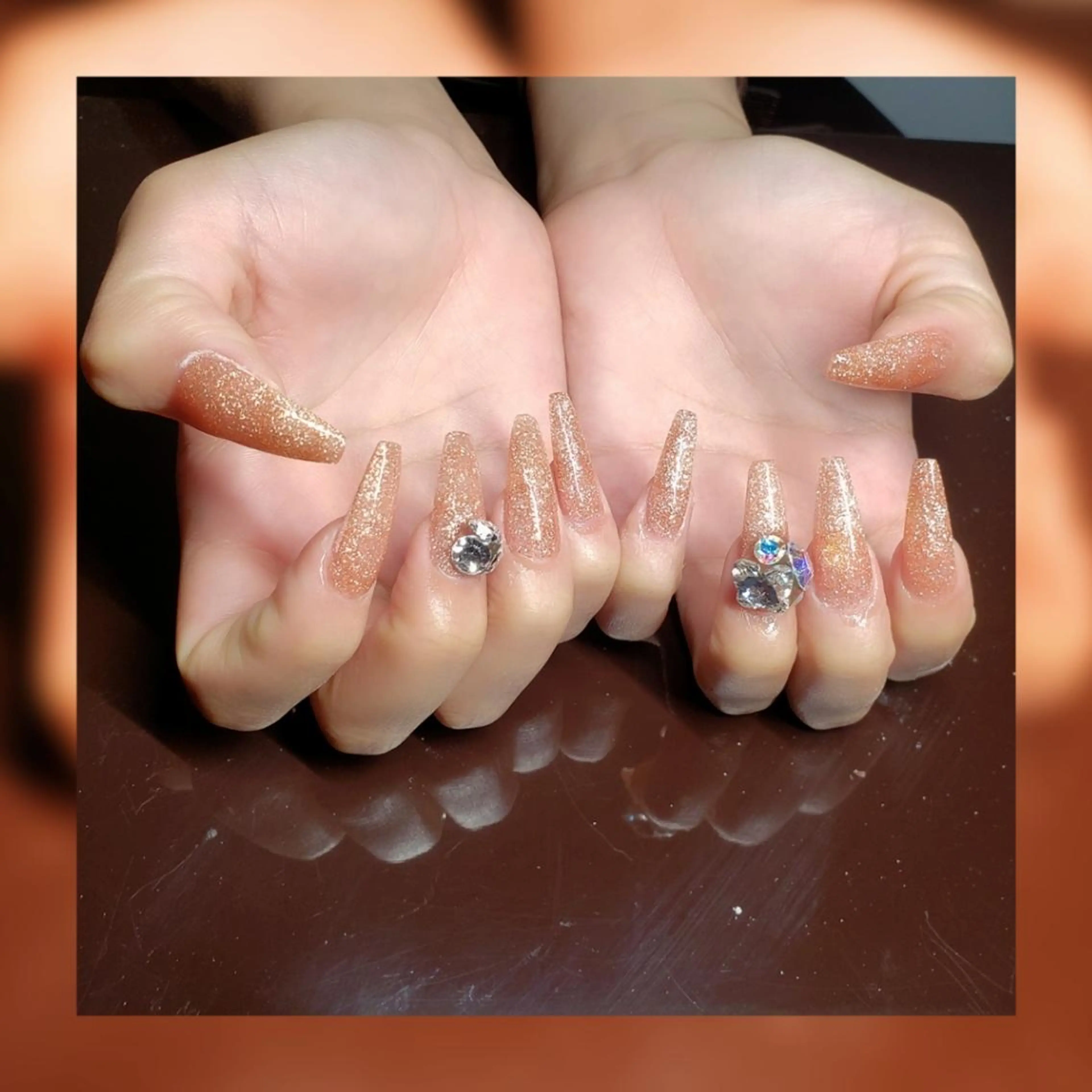 セミロング ネイル ストーンネイル ハンドネイル クロキ 。のネイルデザイン