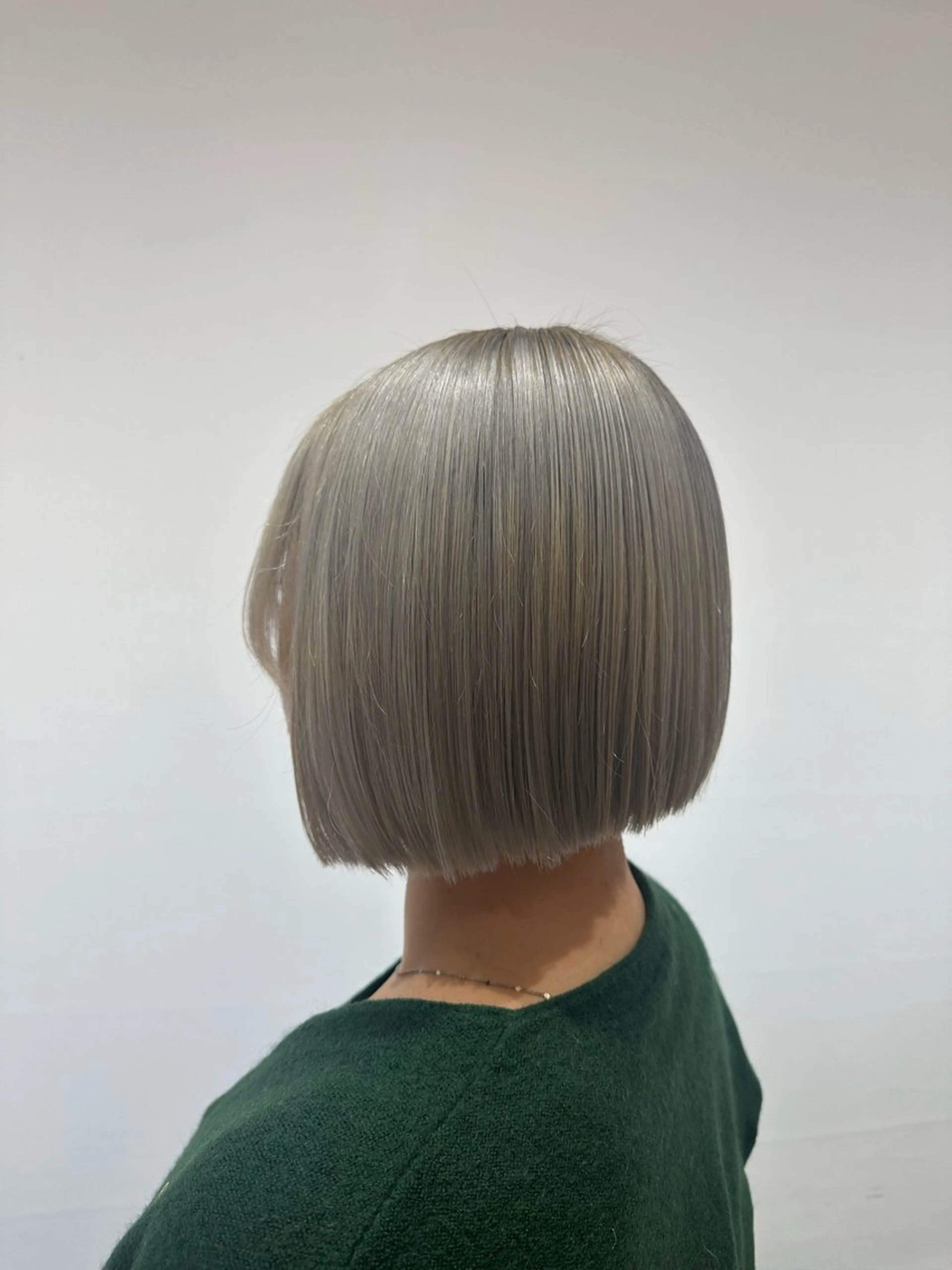 ミディアム カラー ブリーチ 透明感カラー ハイトーンカラー シルバー 勝見 美春のヘアスタイル