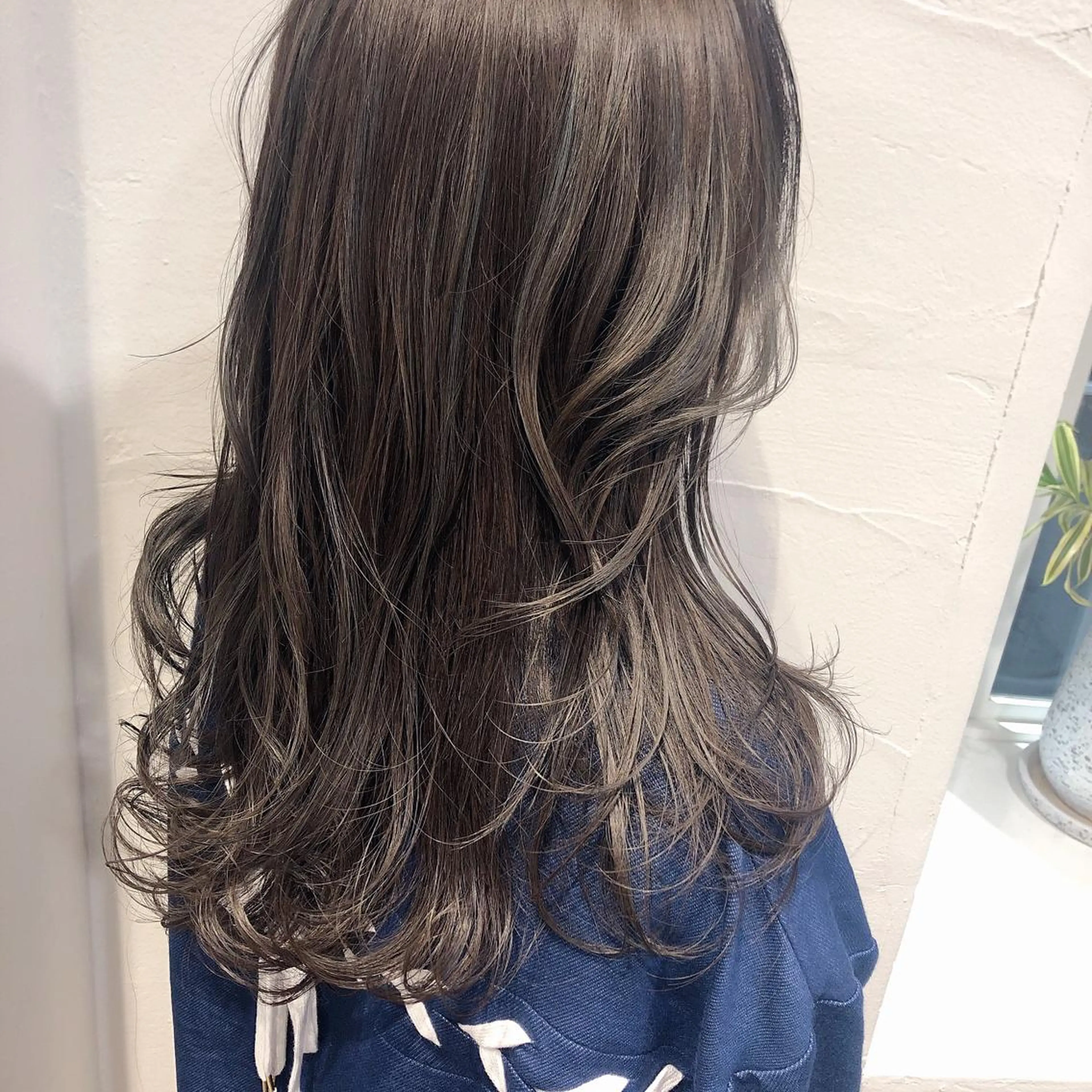 ロング カラー アッシュ 透明感カラー ダークアッシュ ダブルカラー ハイライトカラー SHEARA BY CARE所属・. AYUKAのヘアスタイル