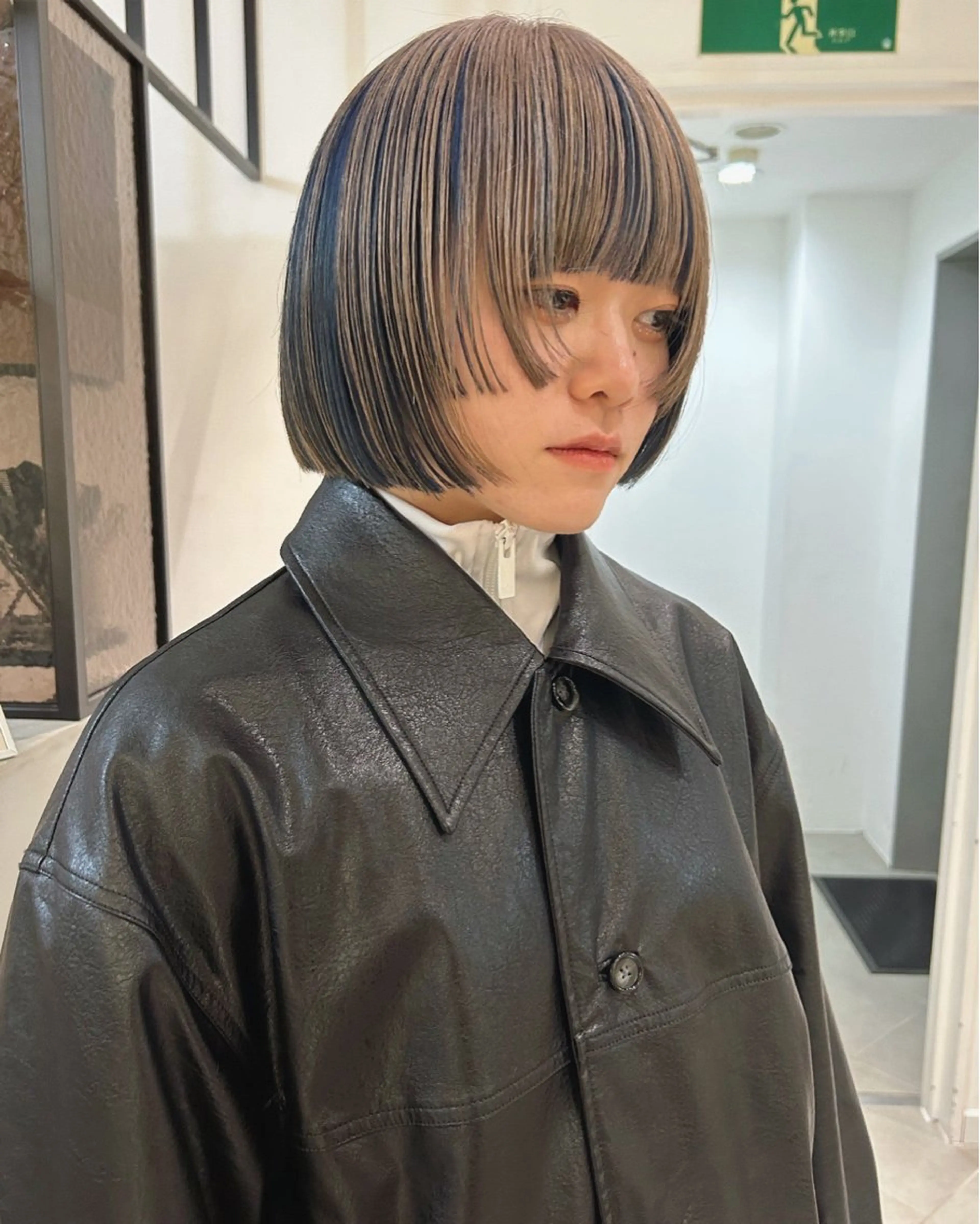 ショート カラー ベージュカラー ブリーチ ブルーカラー ケアブリーチ デザインカラー カット ヘアカラー トリートメント Loom.所属・村上雅人 ナチュラルモードのヘアスタイル