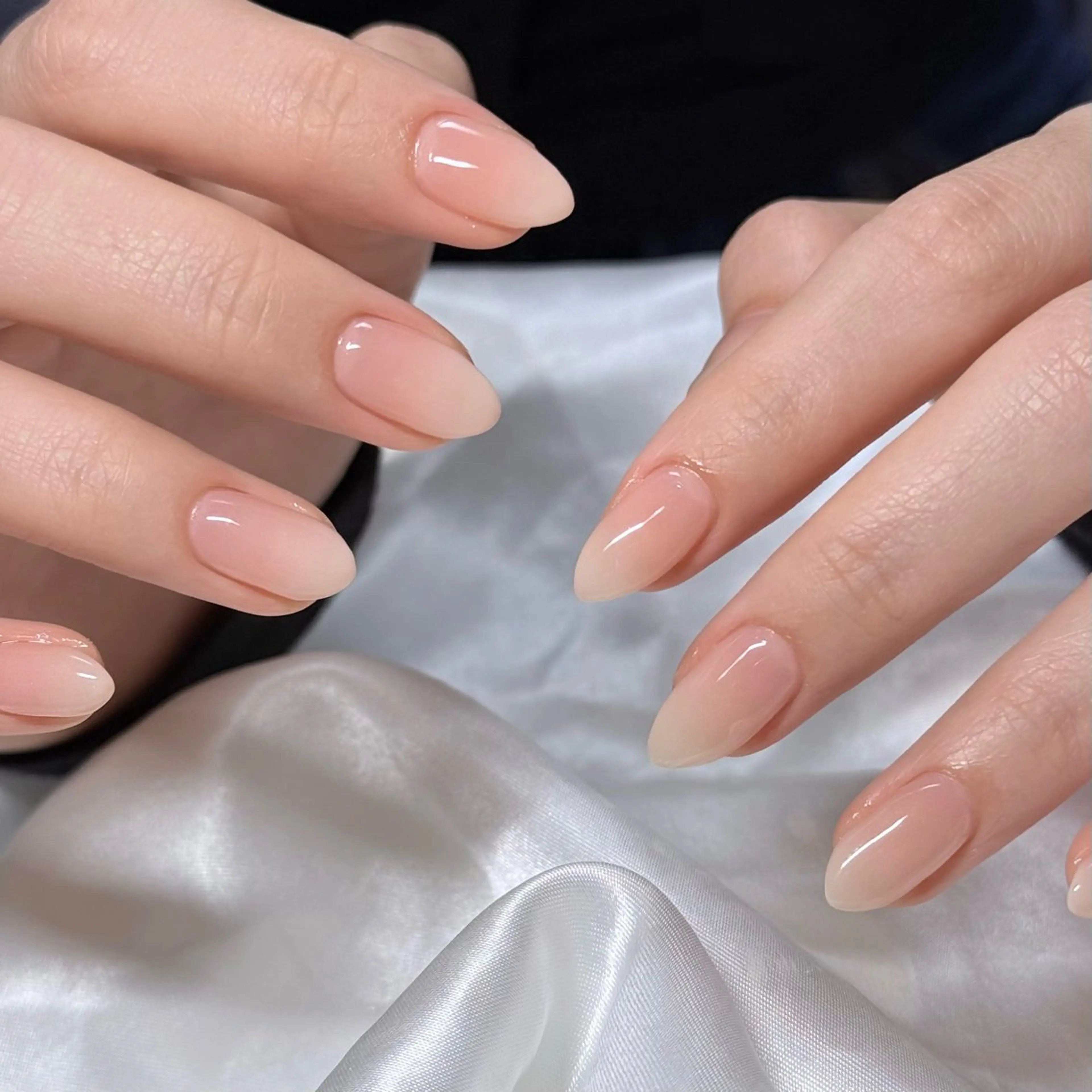 ネイル グラデーション オフィスネイル シンプルネイル ハンドネイル OKIKA所属・【OKIKA】 らん🦖🌈🧡のマツエク・マツパデザイン