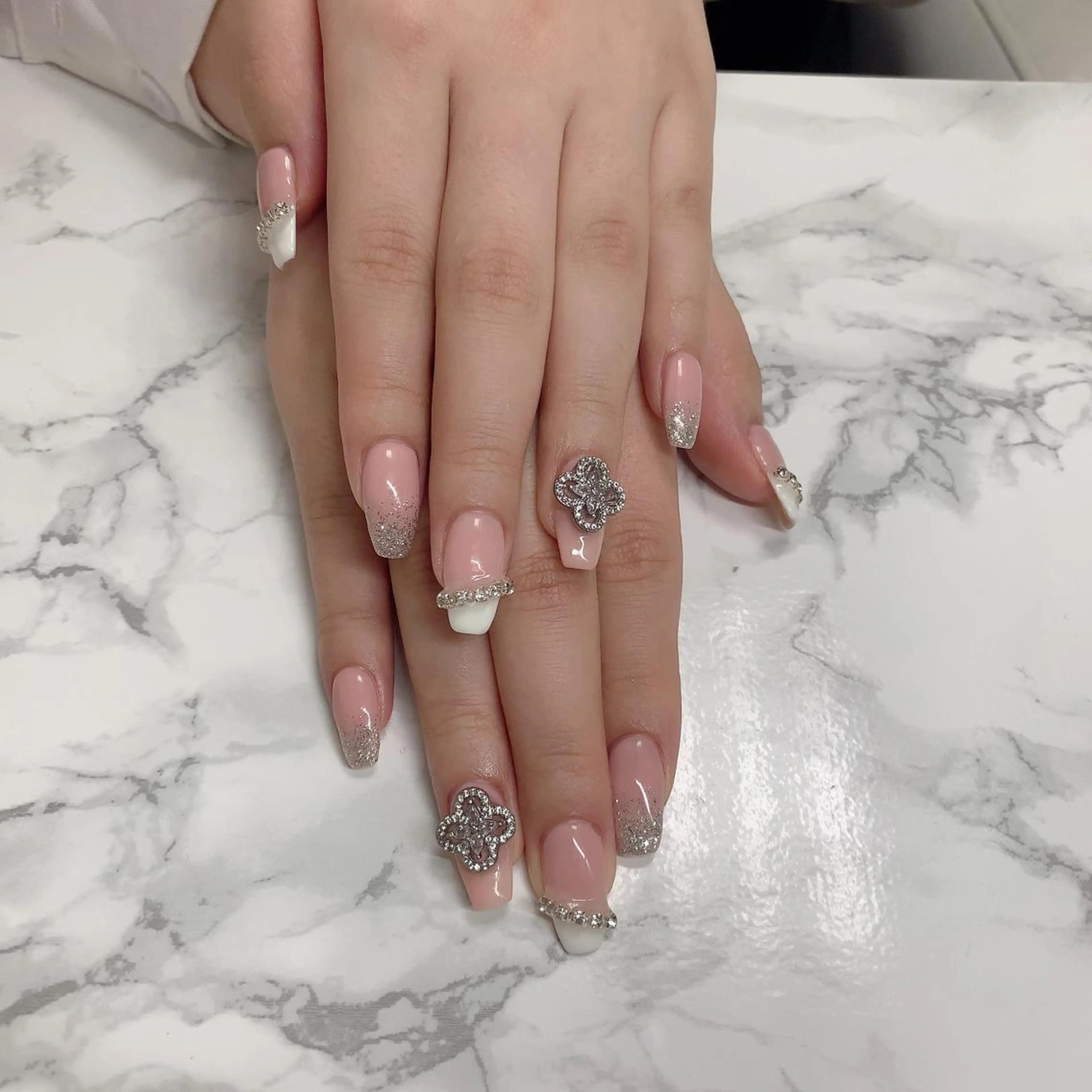 ネイル はな💎ネイル ワンホン、長さ出しのネイルデザイン