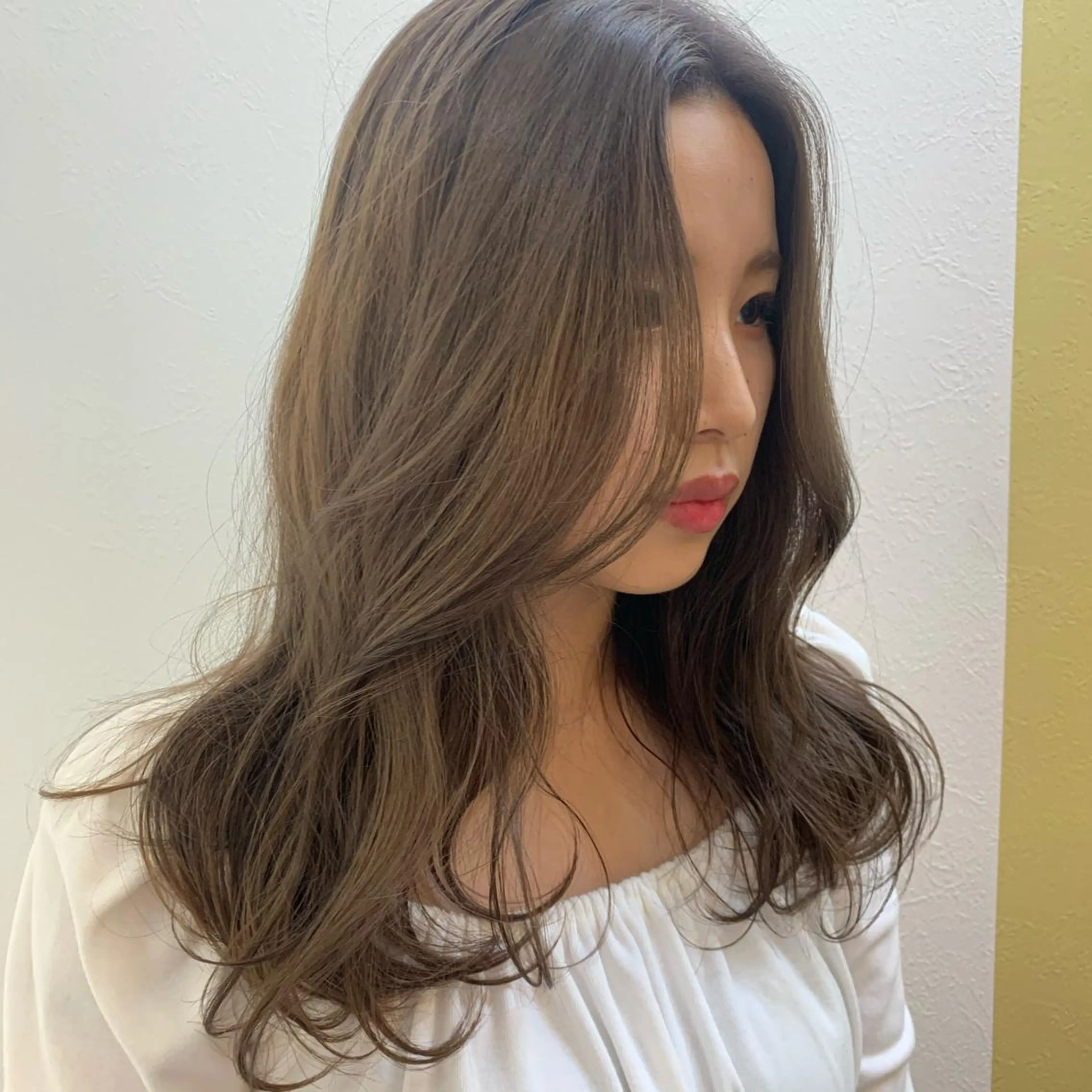 セミロング カラー ブリーチ グレージュ hub hair レイヤー/透明感のヘアスタイル