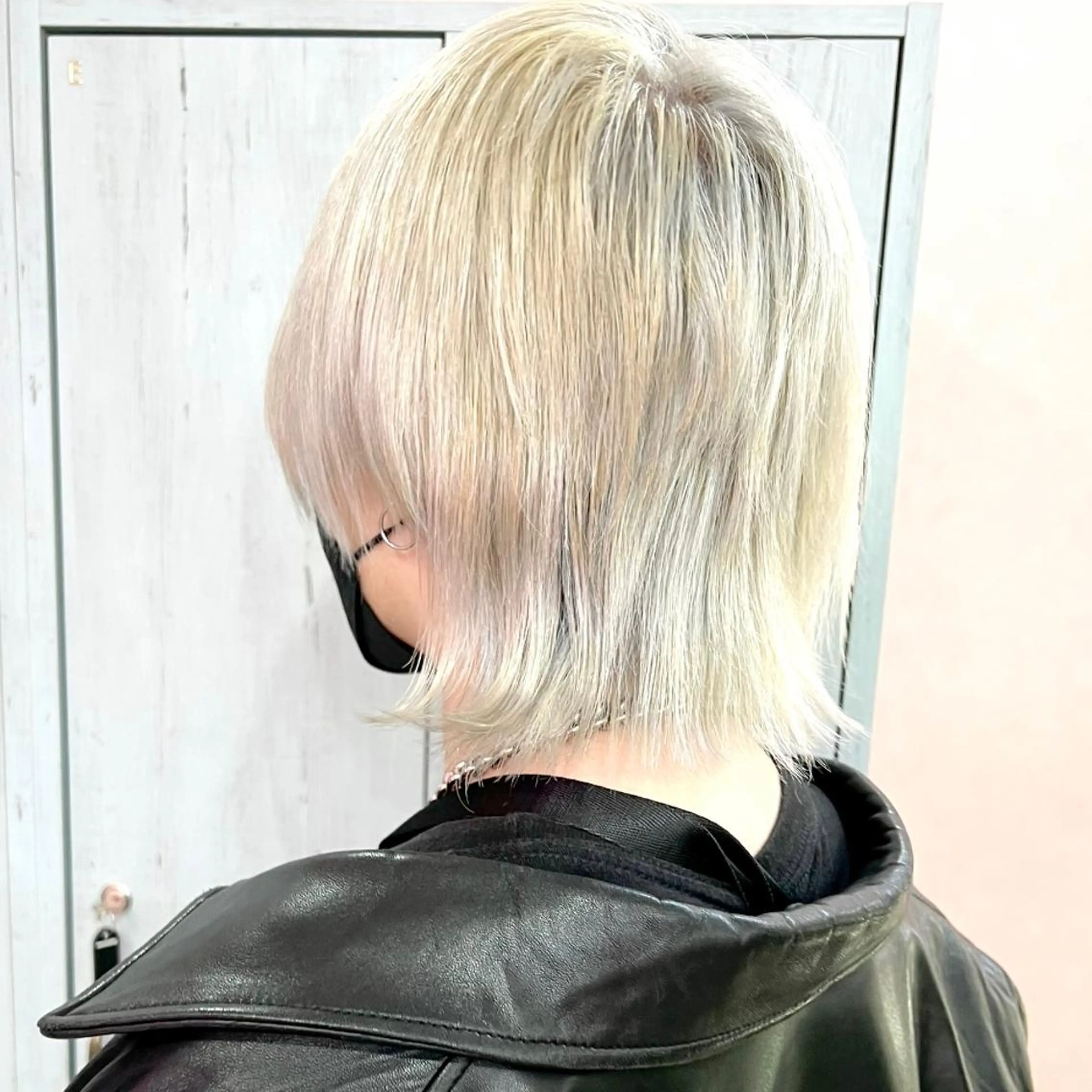 ミディアム カラー メンズ メンズブリーチ メンズハイトーン メンズウルフカット ベージュカラー ブリーチ Maestro所属・🪼個性、雰囲気🪼 ⛈オカダ🎧のヘアスタイル