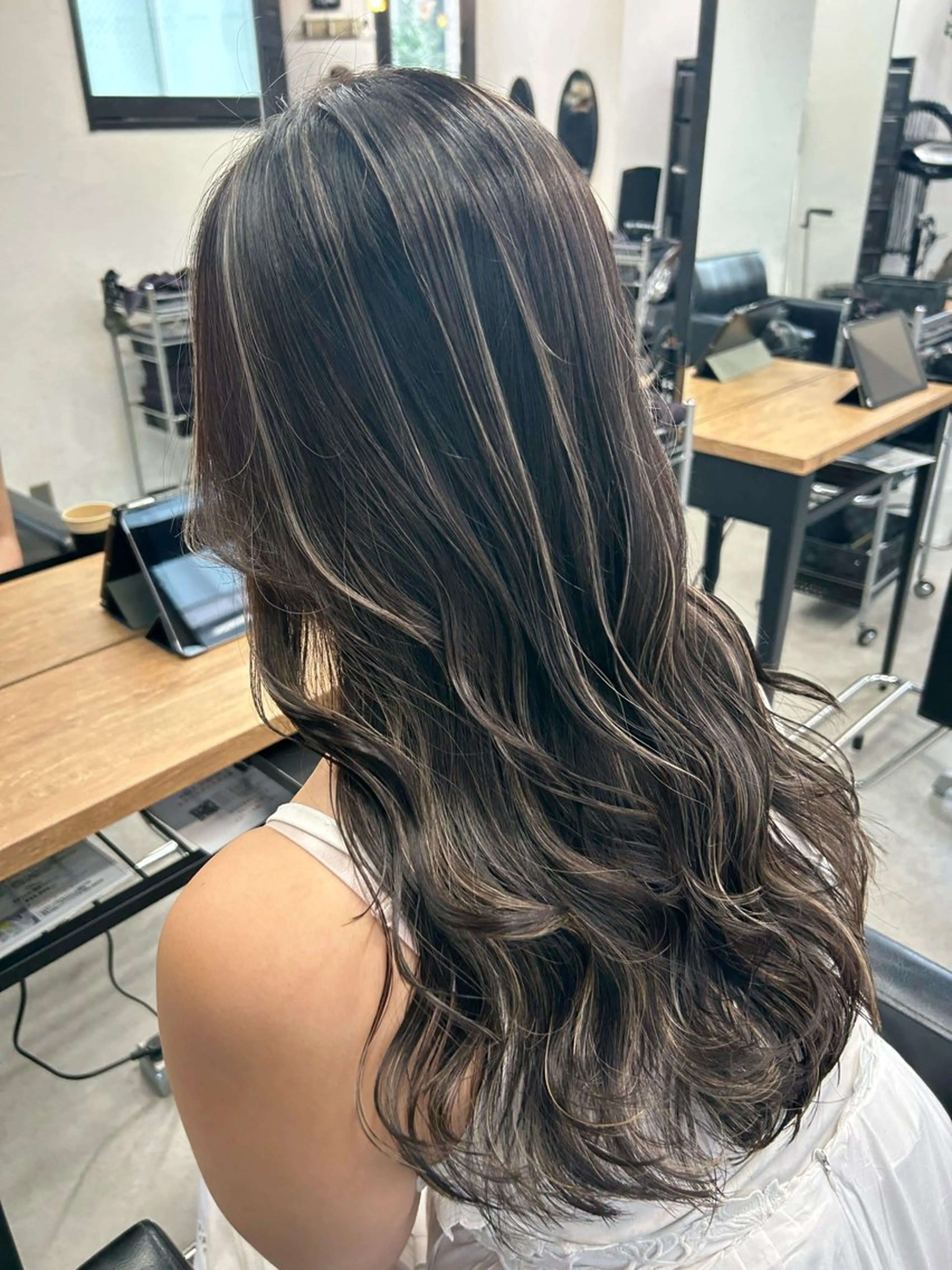 ロング カラー ハイライトカラー ハイライト トリートメント RYOSUKE ハイトーンのヘアスタイル