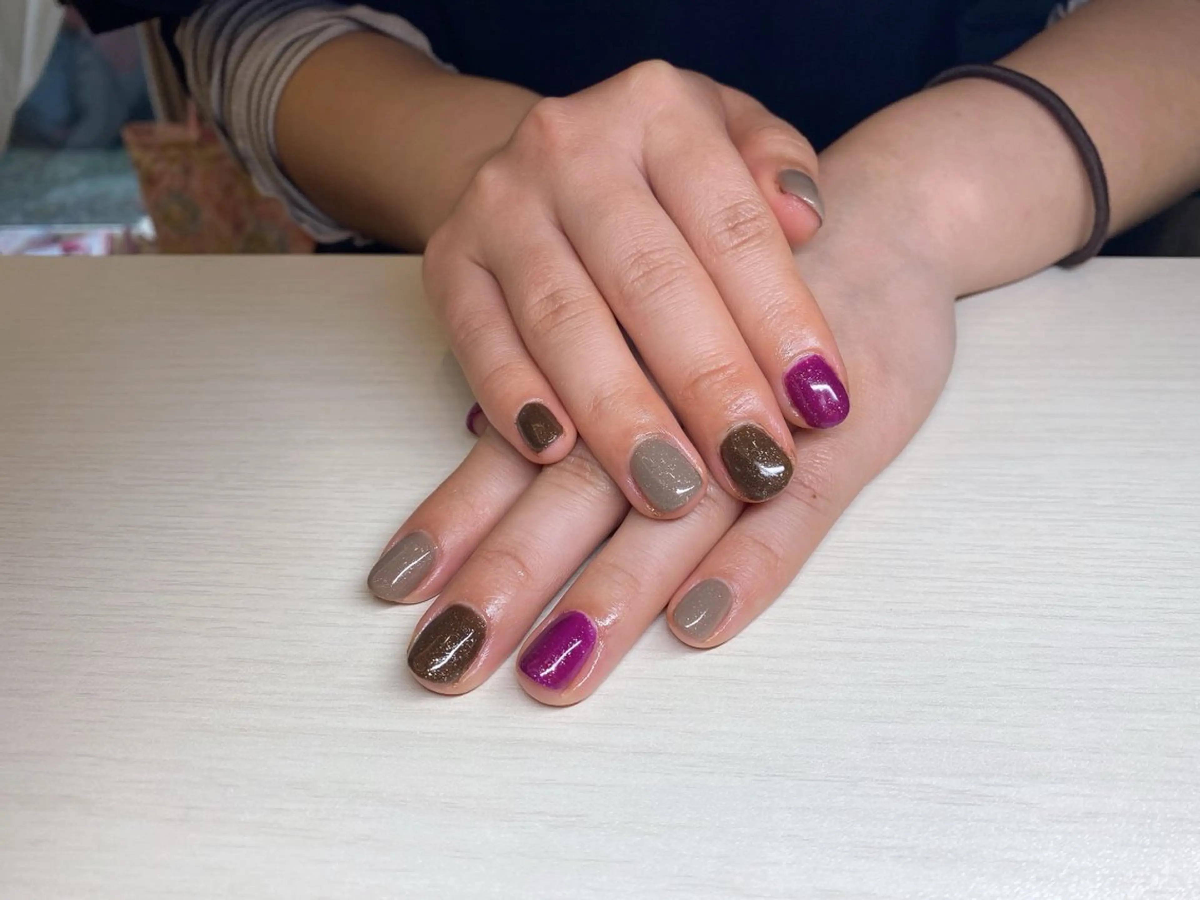 ネイル ブラウン ラメ(グリッター) ワンカラーネイル パープル 齋藤 優花のネイルデザイン