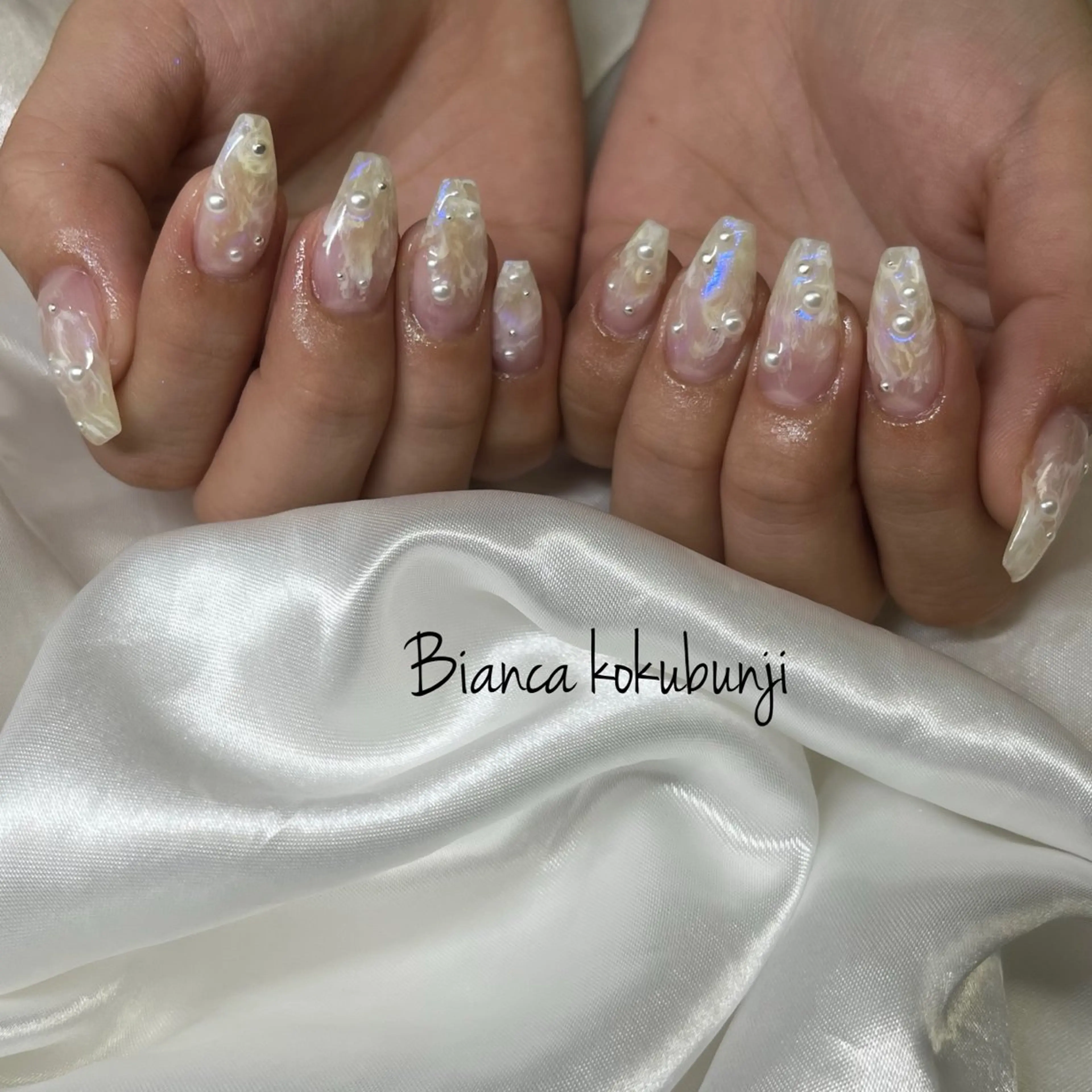 ネイル オーロラネイル ブルー ニュアンスネイル ホワイト ハンドネイル Bianca☁国分寺 🤍店長/黒木愛美のネイルデザイン