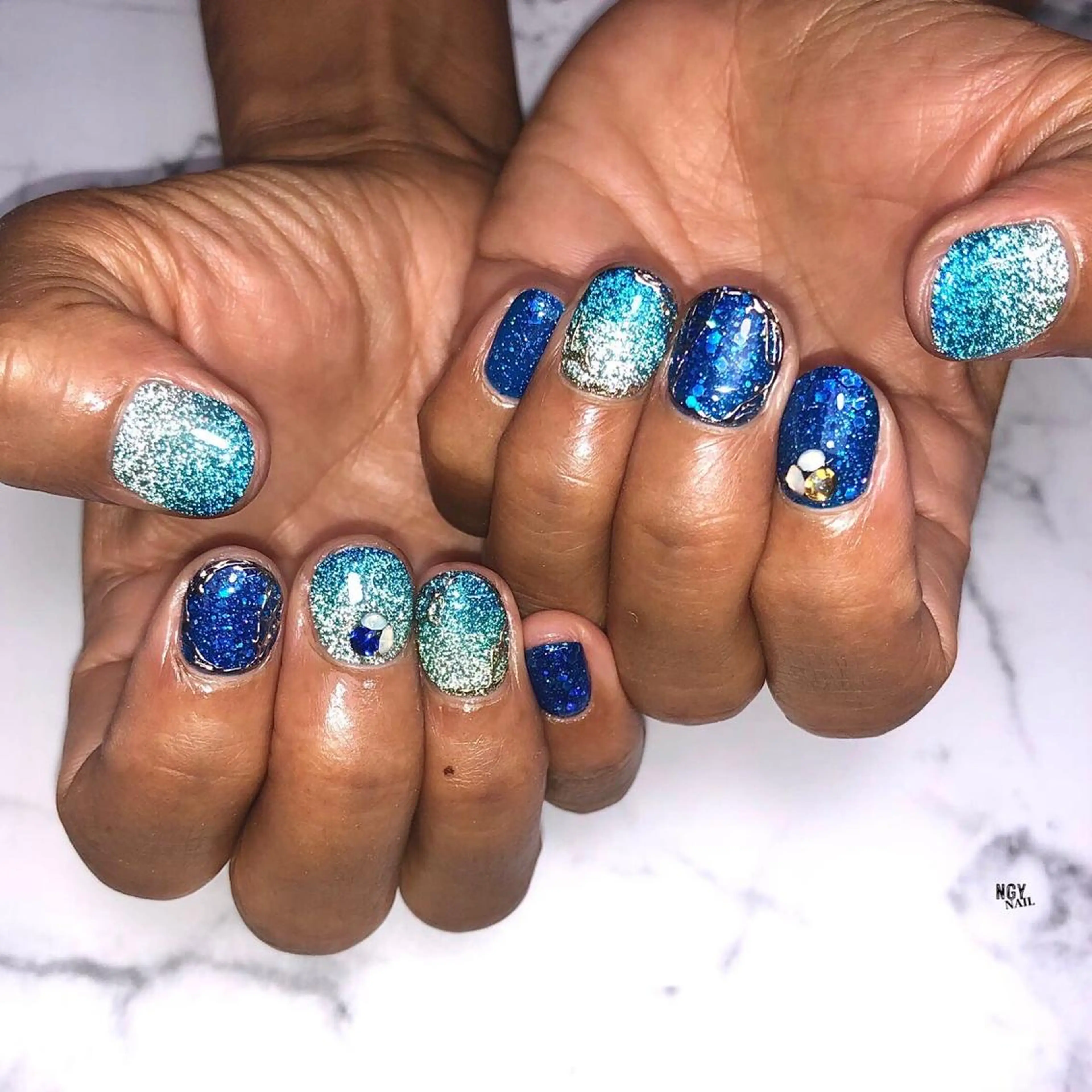 ネイル ブルー フラッシュネイル ジェルネイル グラデーション キラキラネイル ハンドネイル NAIL NOWのネイルデザイン