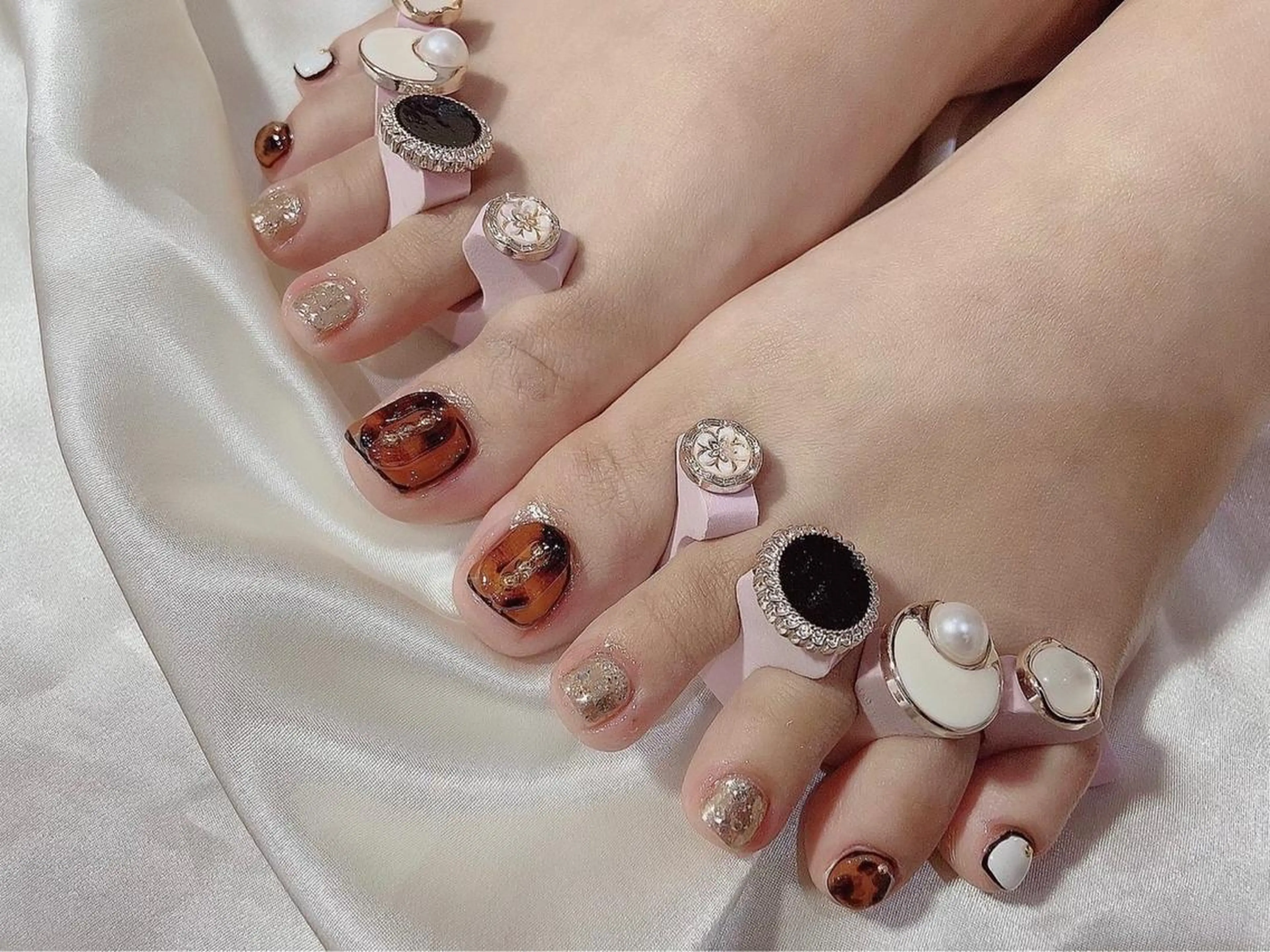 ネイル マツエク・マツパ アイブロウ 韓国風マツエク パリジェンヌラッシュリフト まつげパーマ べっ甲ネイル 長さ出し フットネイル Nail&eye Belire 新宿のネイルデザイン