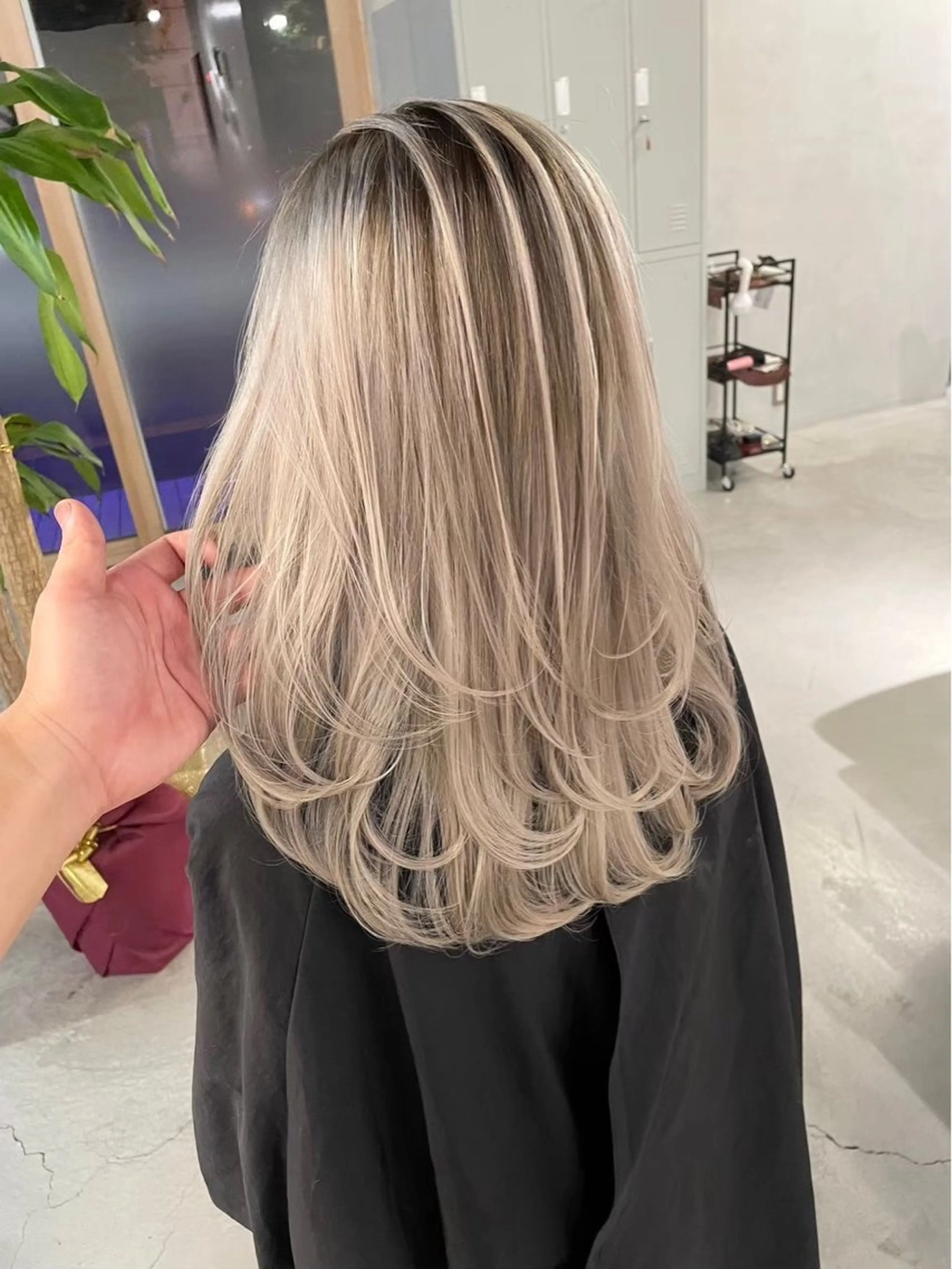 ロング カラー ハイトーンカラー レイヤーカット 𝑲𝒊𝒏𝒈 𝑴𝒂𝒚𝒖🌺のヘアスタイル