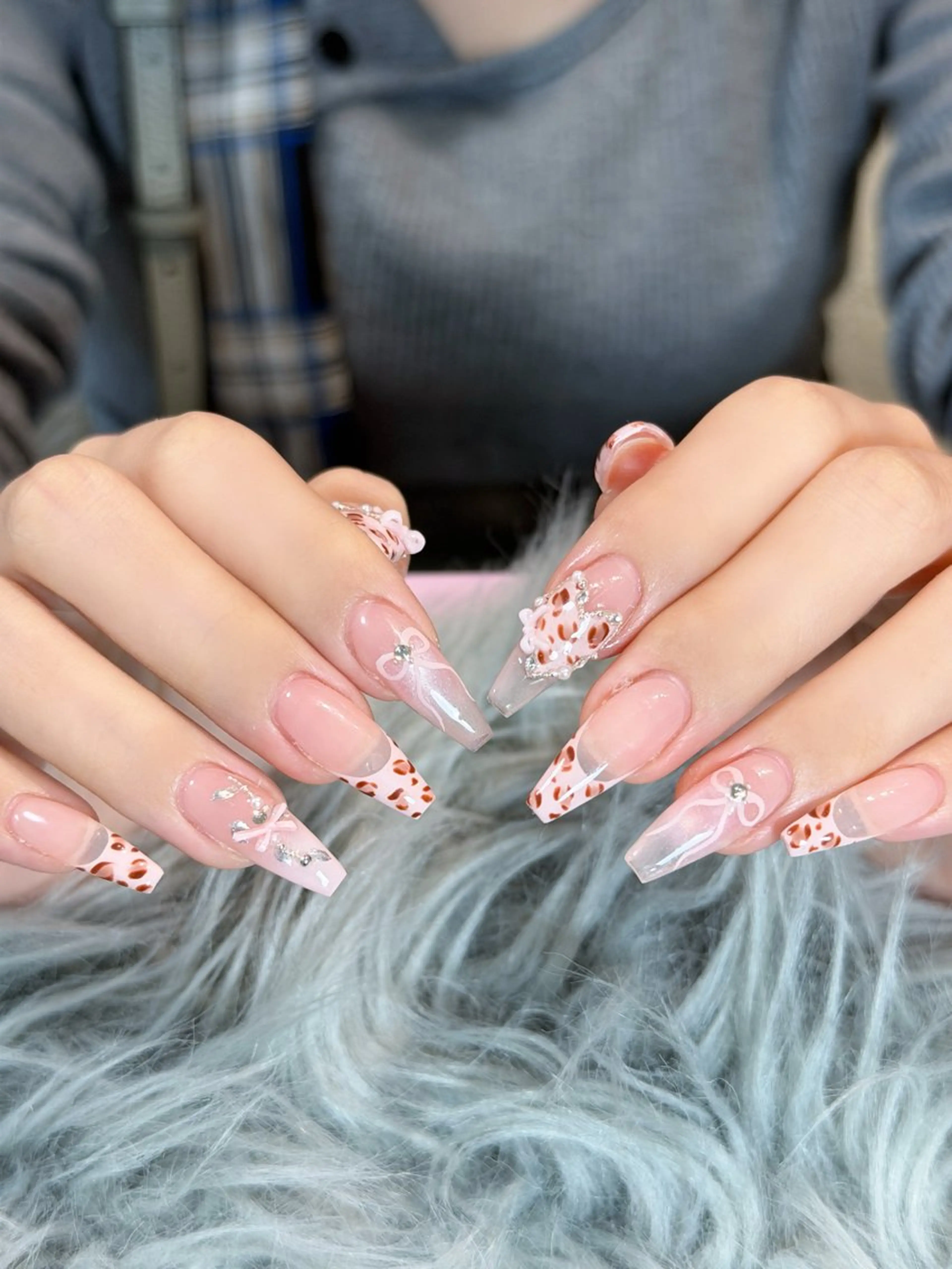 ネイル オーロラネイル ボルドー ブラウン 氷ネイル・うるうるネイル キラキラネイル ハンドネイル Julli NailStudioのネイルデザイン