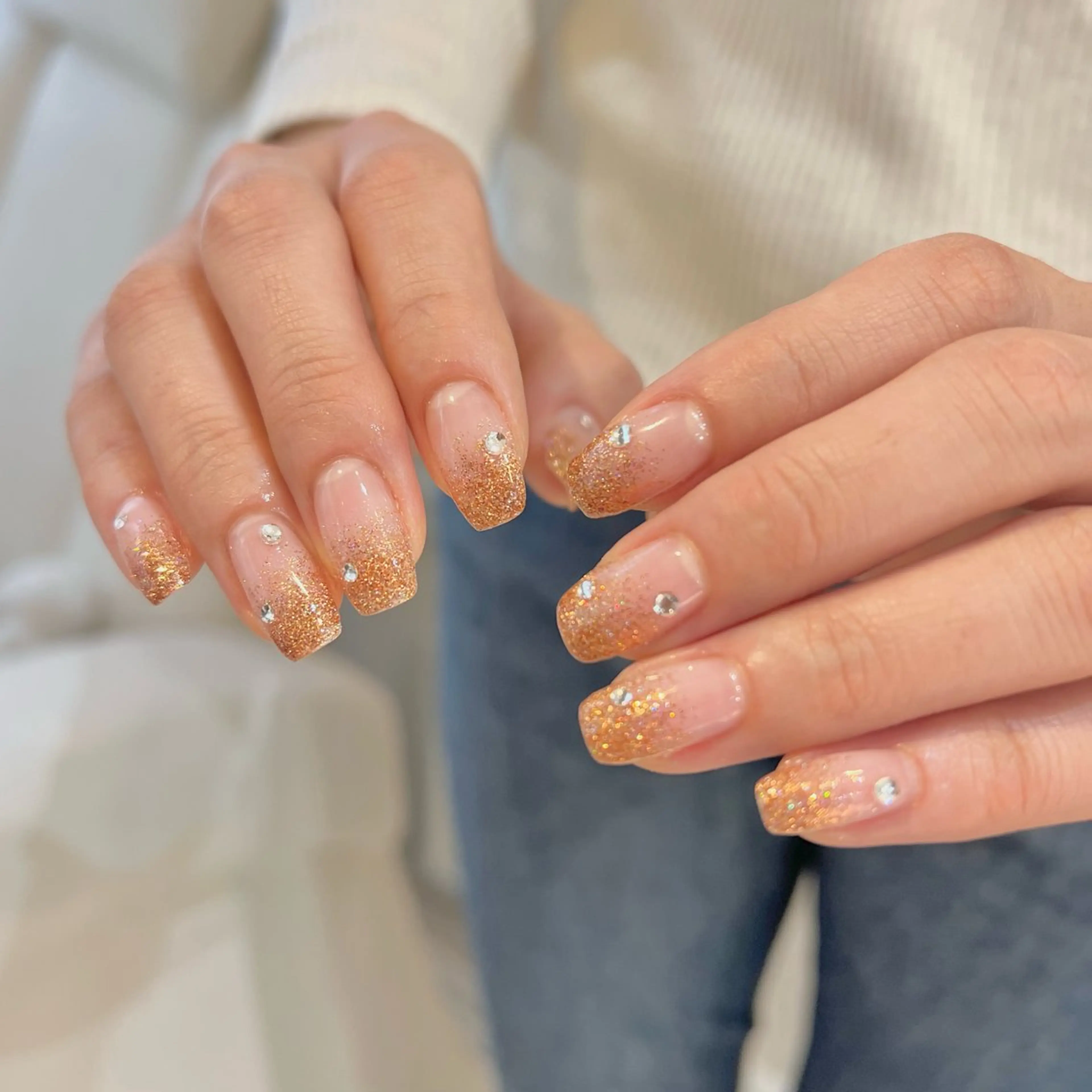 ネイル グラデーション ラメ(グリッター) ラメグラデーション ストーンネイル ハンドネイル 🎀チーク/ちゅるん 🫧chisa🎀のネイルデザイン