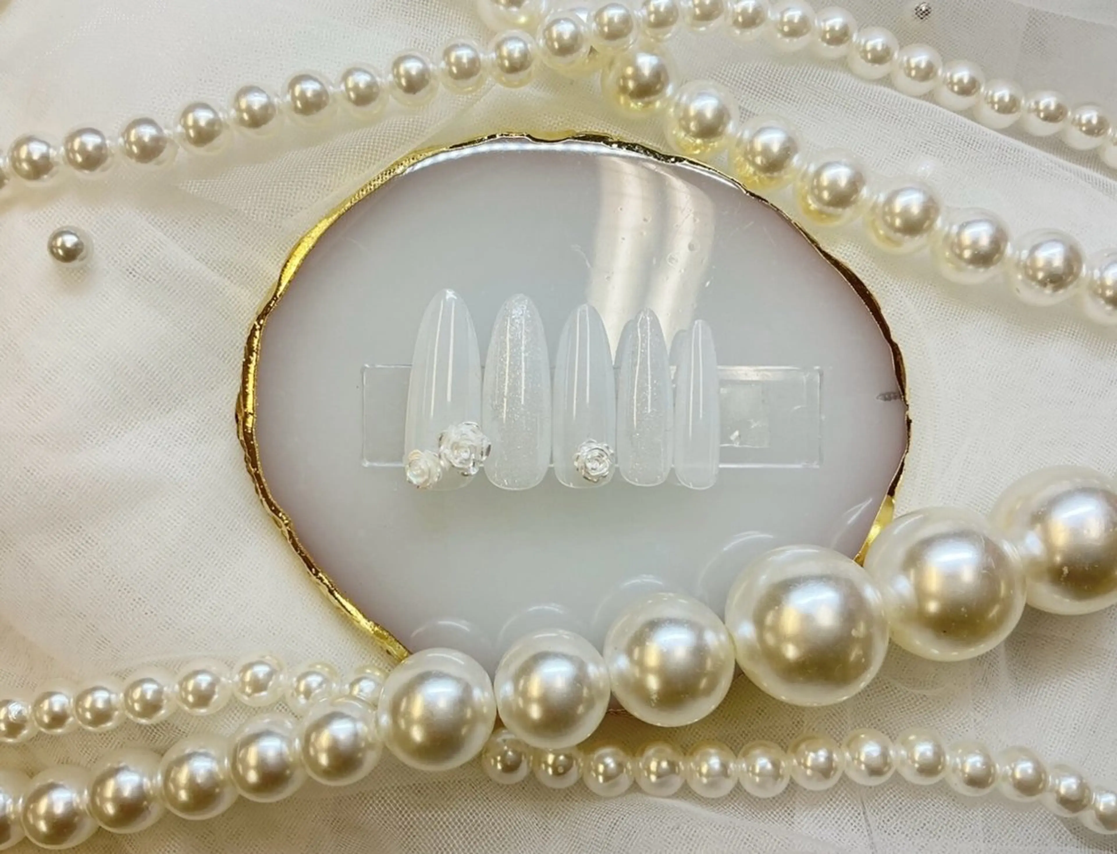 ネイル 長さ出し フレンチネイル ジェルネイル ガラスフレンチ キラキラネイル クイーンズネイル銀座所属・Queeens nailのネイルデザイン