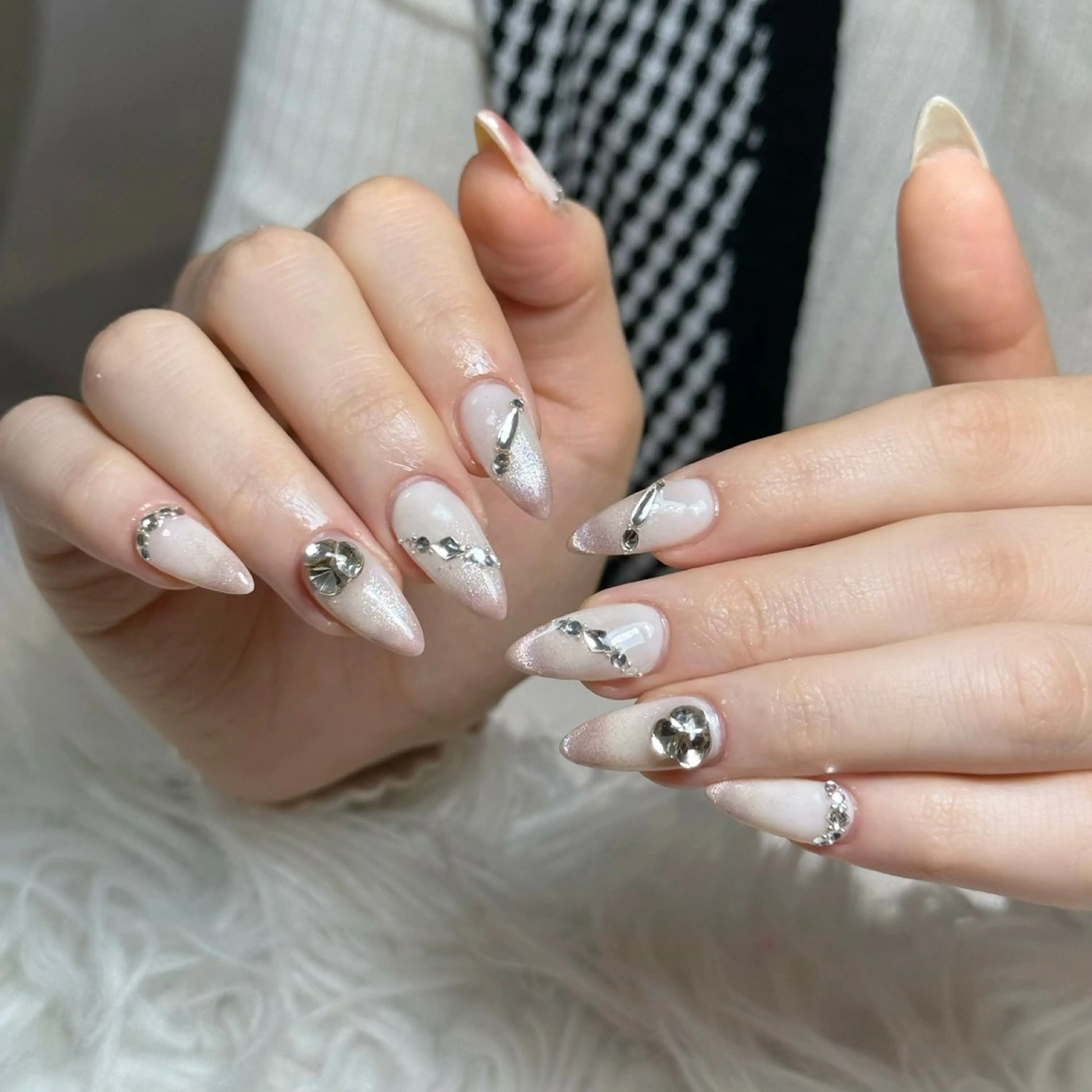 ネイル オーロラネイル ボルドー ブラウン 氷ネイル・うるうるネイル キラキラネイル ハンドネイル Julli NailStudioのネイルデザイン