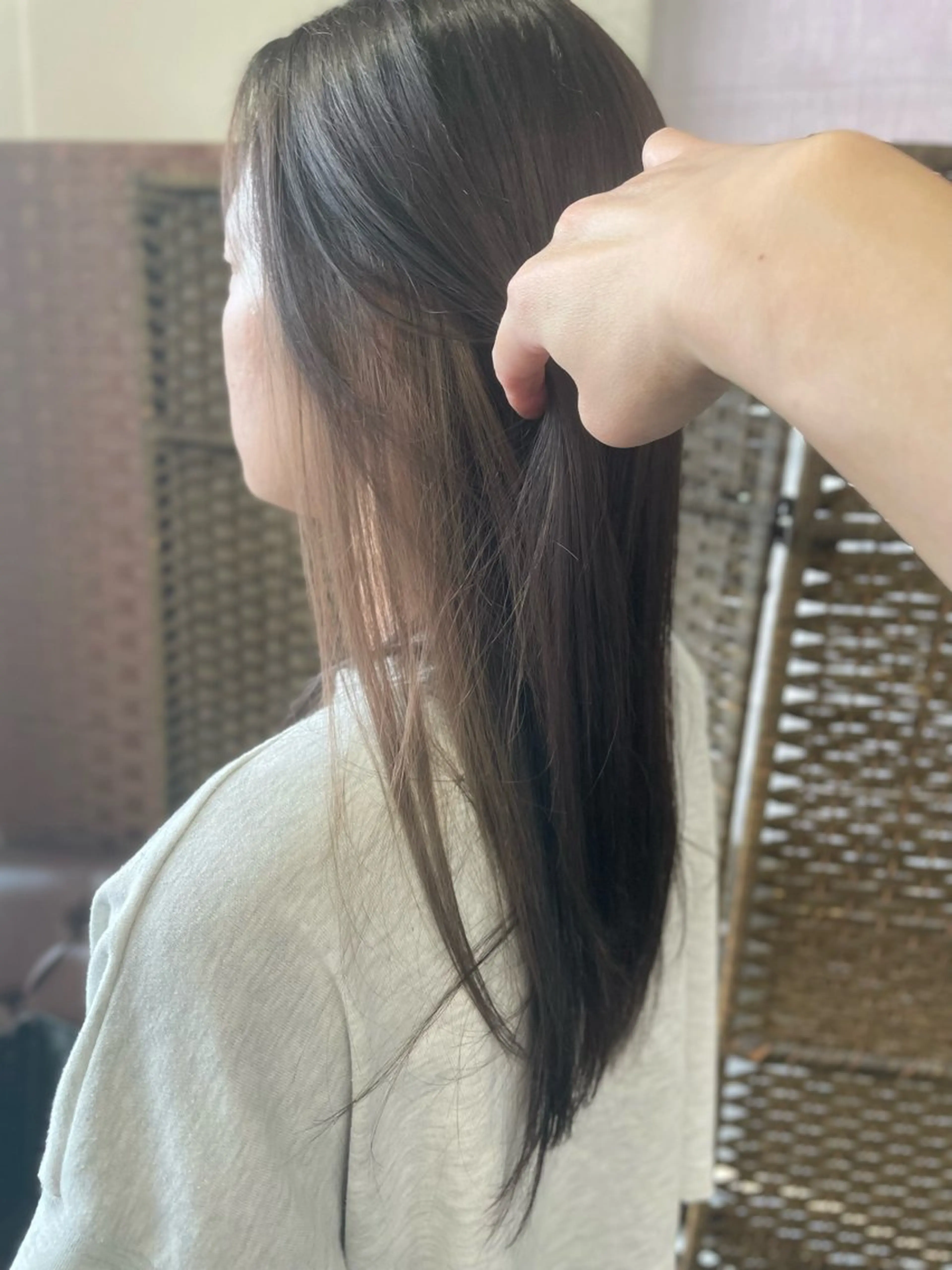 ロング カラー イヤリングカラー グレージュ ミルクティーグレージュ ヘアカラー トリートメント 沢田 瞳のヘアスタイル