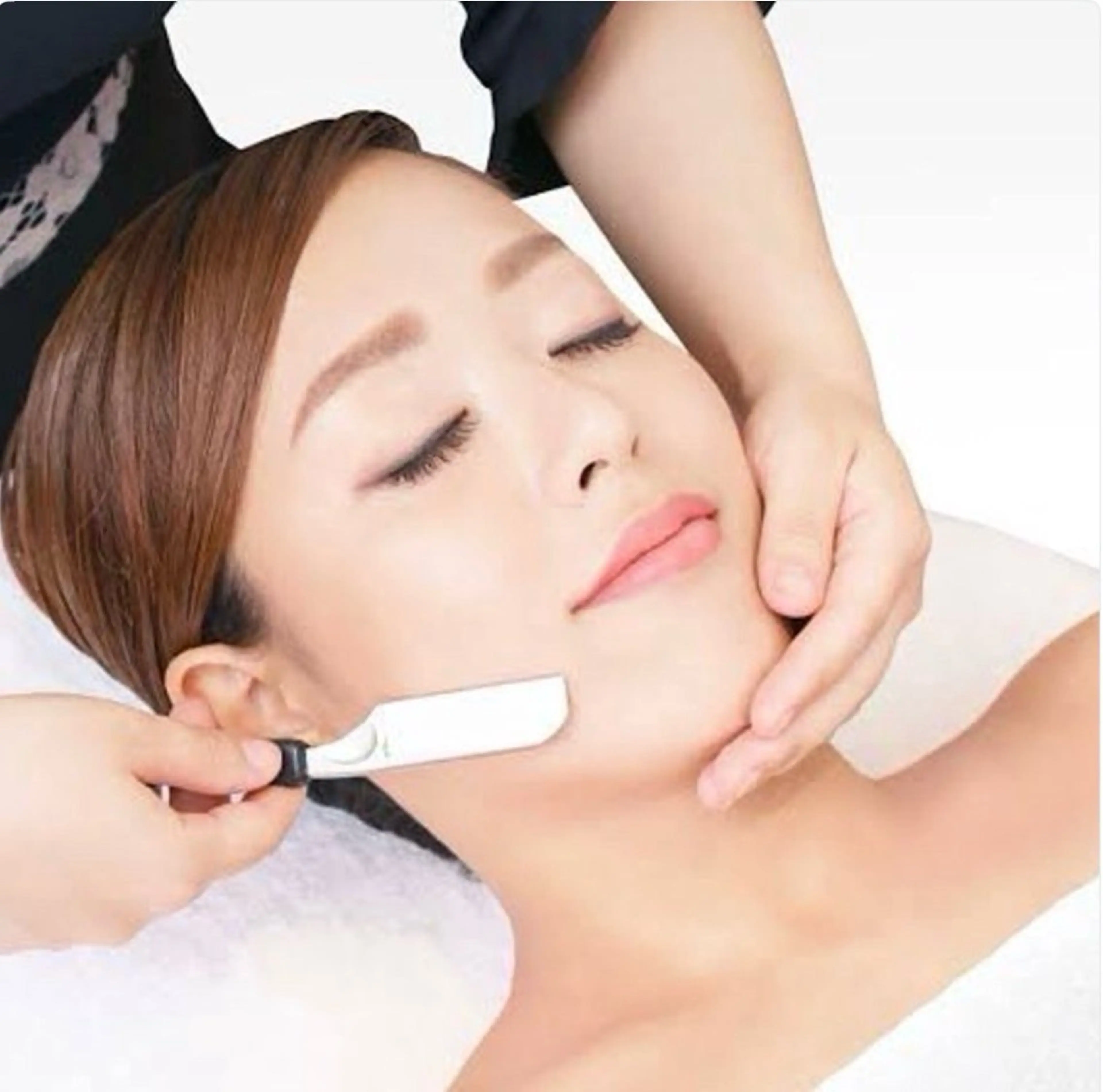 顔シェービング（まゆ上/もみあげ/生え際込）¥3000　《メイクしたままOK》の写真