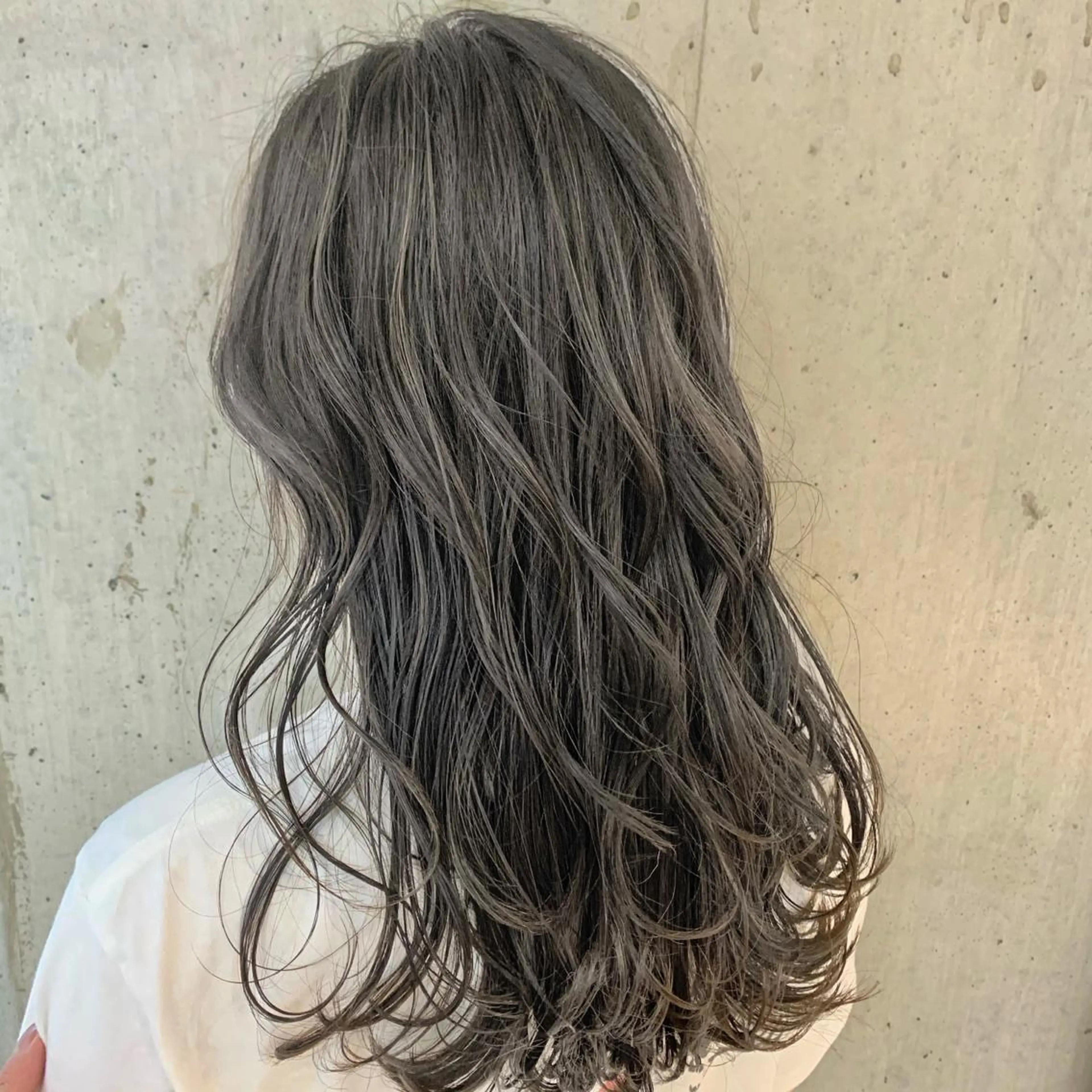 ミディアム くびれヘア ウルフカット hoNua. 栄/透明感カラーのヘアスタイル