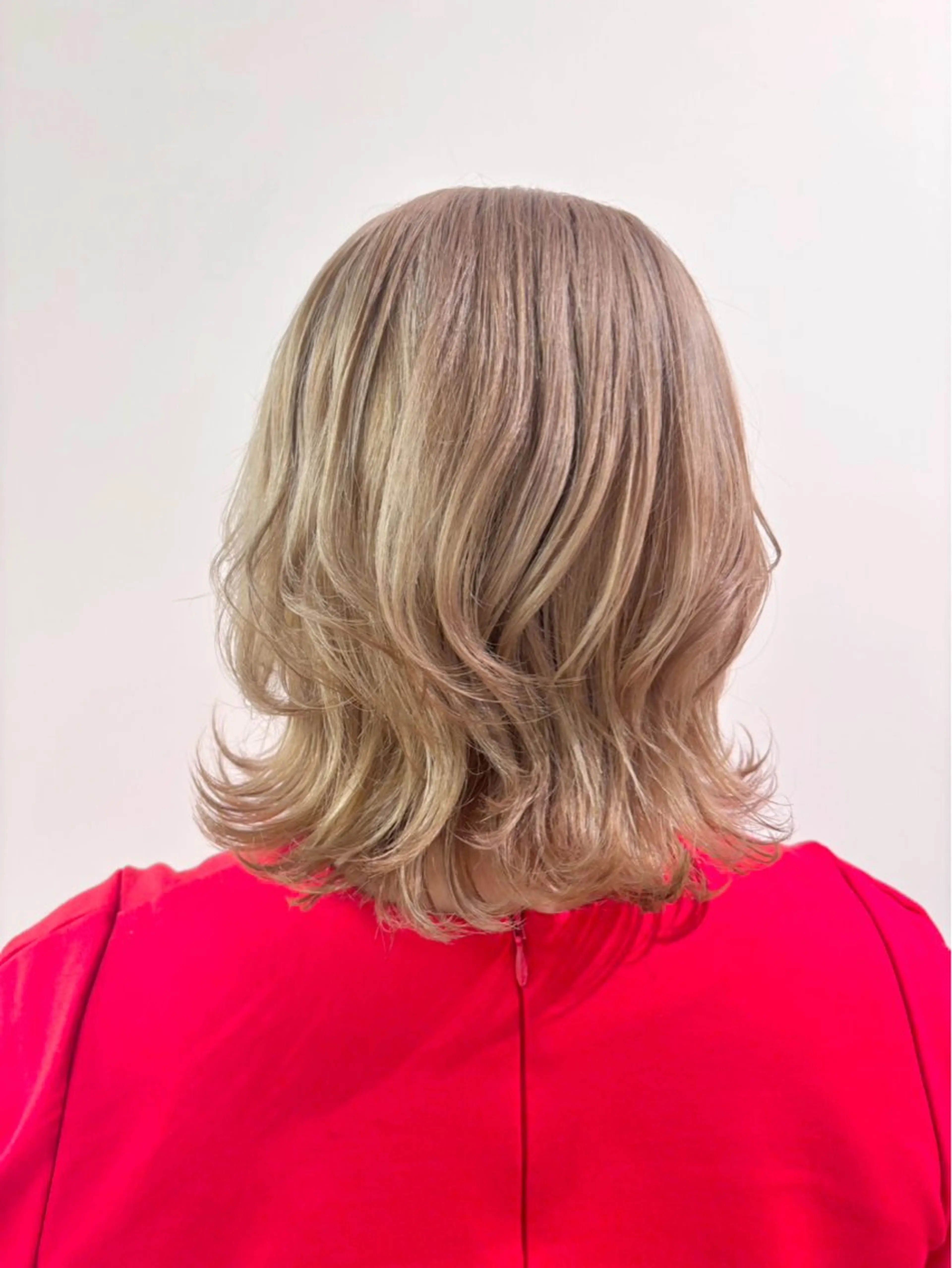 ミディアム カラー 古川 琴美のヘアスタイル