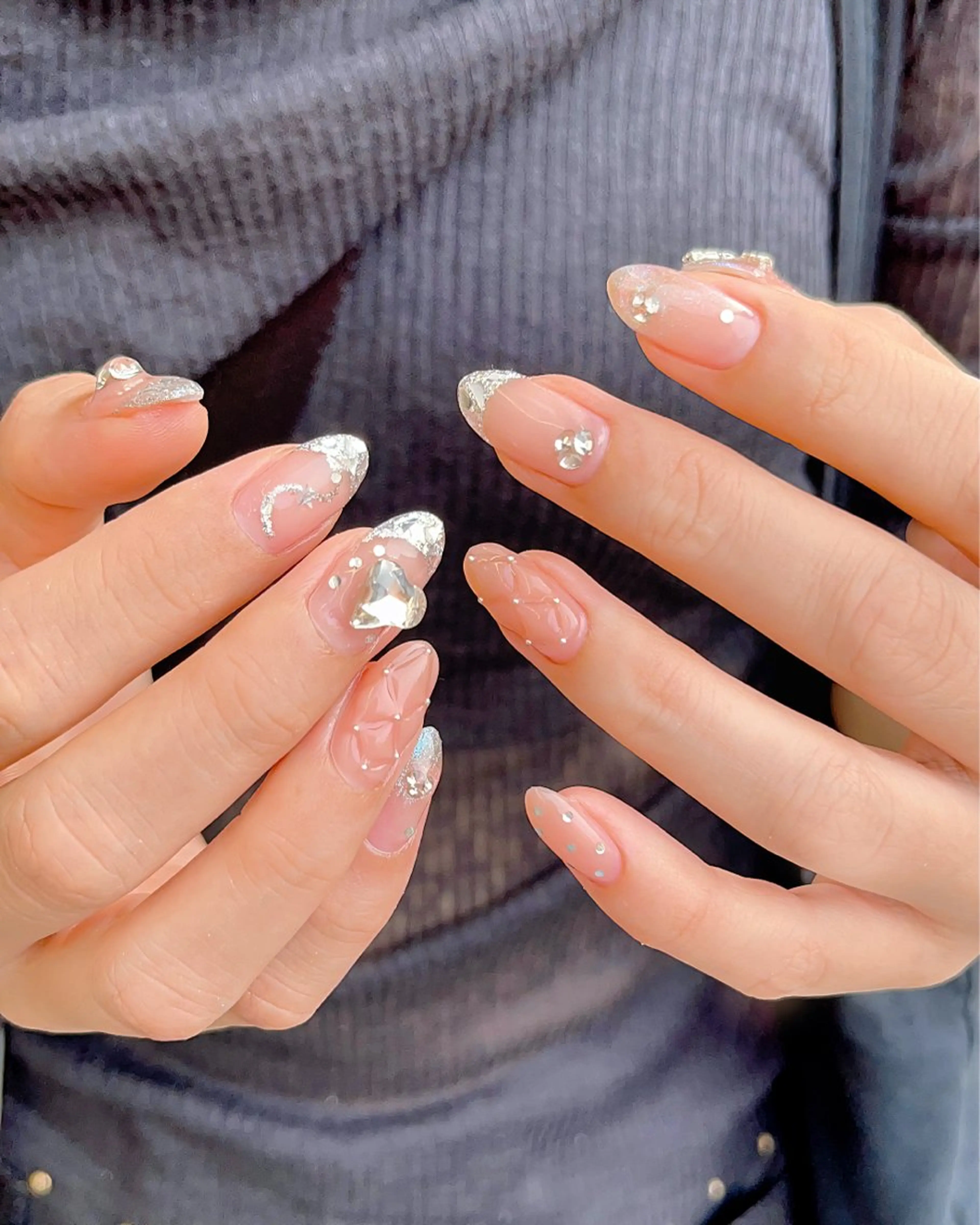 ネイル ドット フレンチネイル ガラスフレンチ ラメ(グリッター) ラメグラデーション ハンドネイル ハンドケア 🎀NAIL🎀 AI🪄︎︎◝✩のネイルデザイン