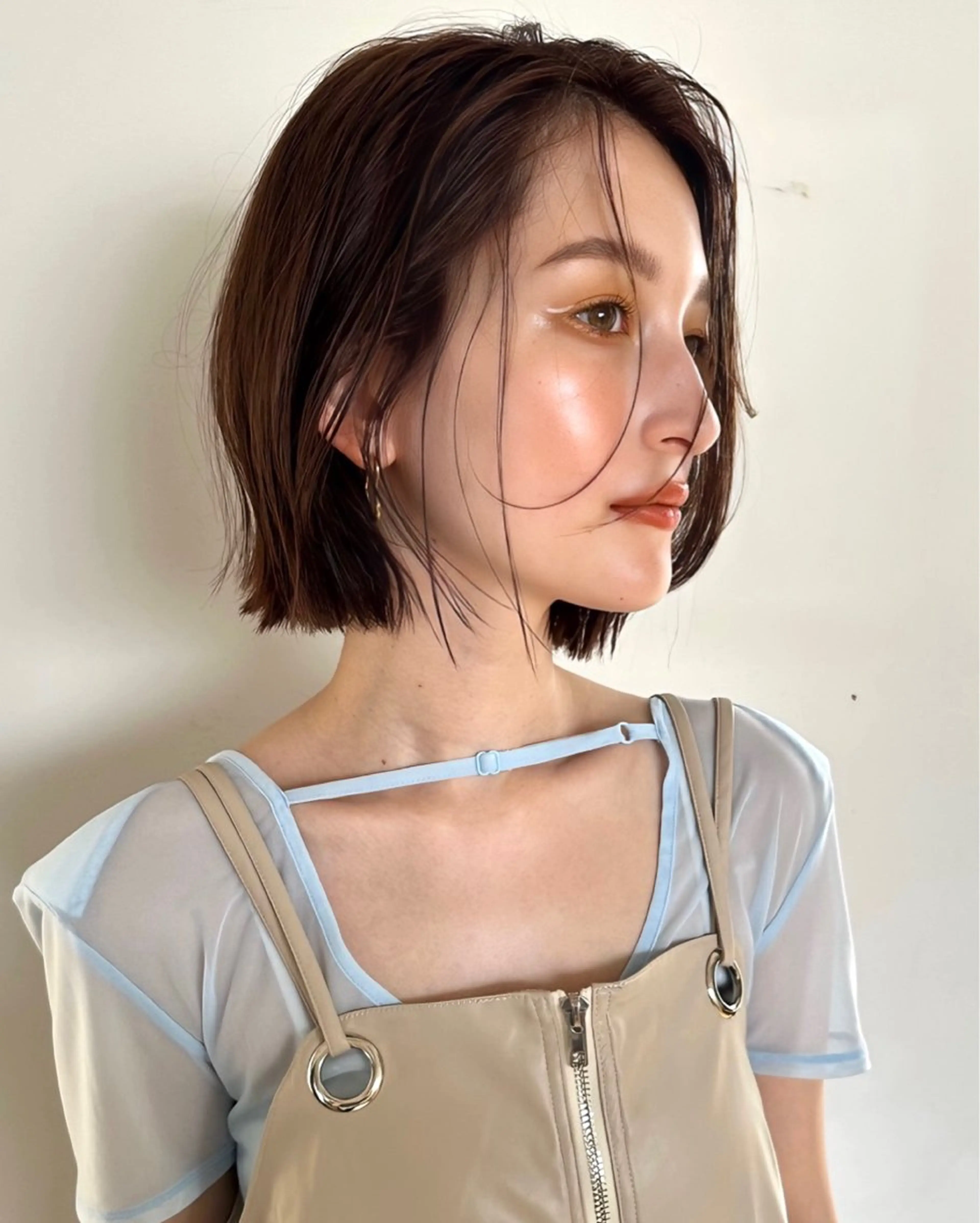 ショート 切りっぱなしボブ ボブ くびれヘア 外ハネヘア カット ヘアカラー 縮毛矯正 トリートメント 色素薄めカラー❤︎ chihiroのヘアスタイル