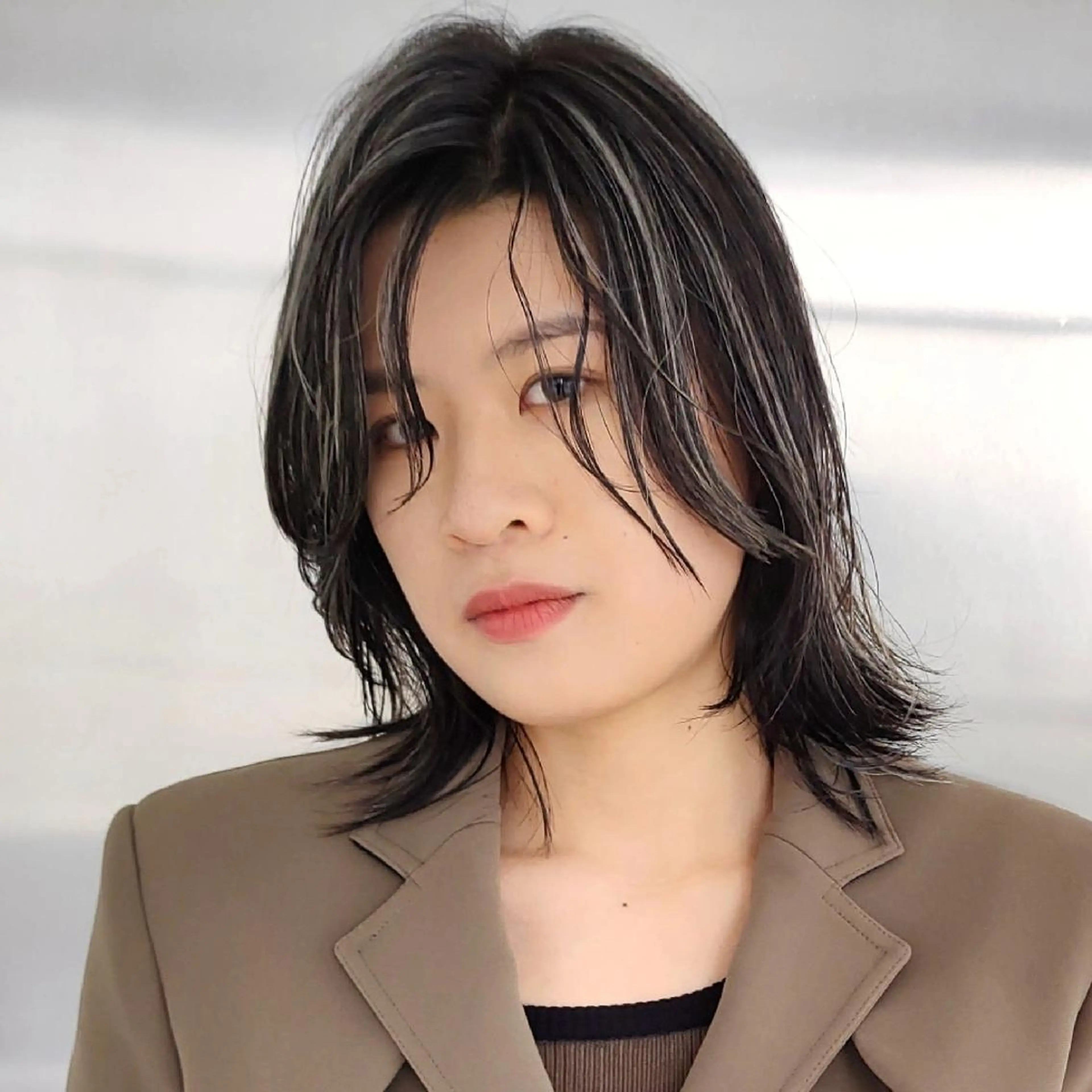 ミディアム カラー 黒髪 ブリーチ ハイライトカラー シルバー ハイライト Salon de Chloe所属・イシグリ イチのヘアスタイル