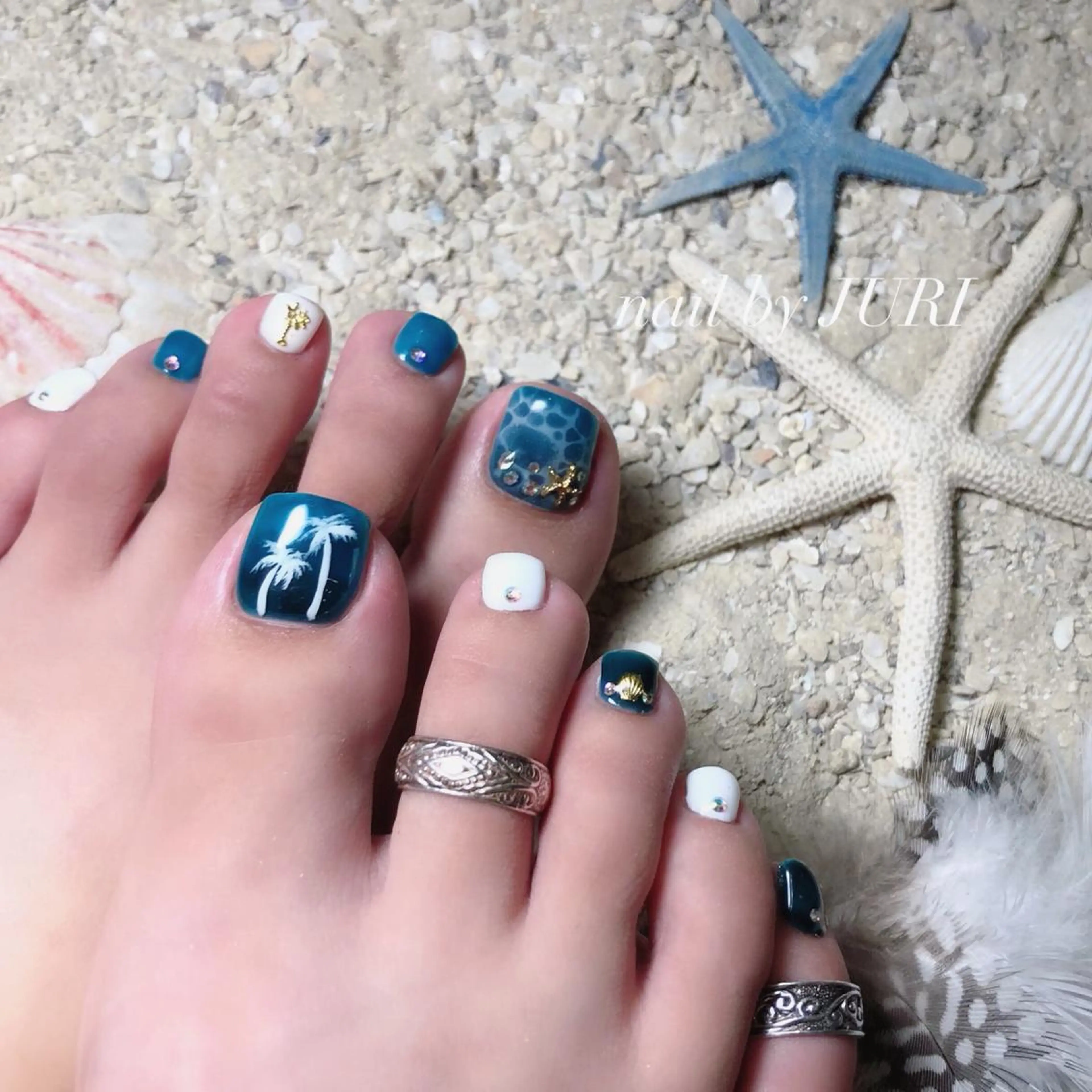 ネイル フットネイル フレンチネイル ジェルネイル ラメ(グリッター) ラメグラデーション NEO Beauty Salon所属・𝐍𝐄𝐎 𝐉𝐔𝐑𝐈のネイルデザイン