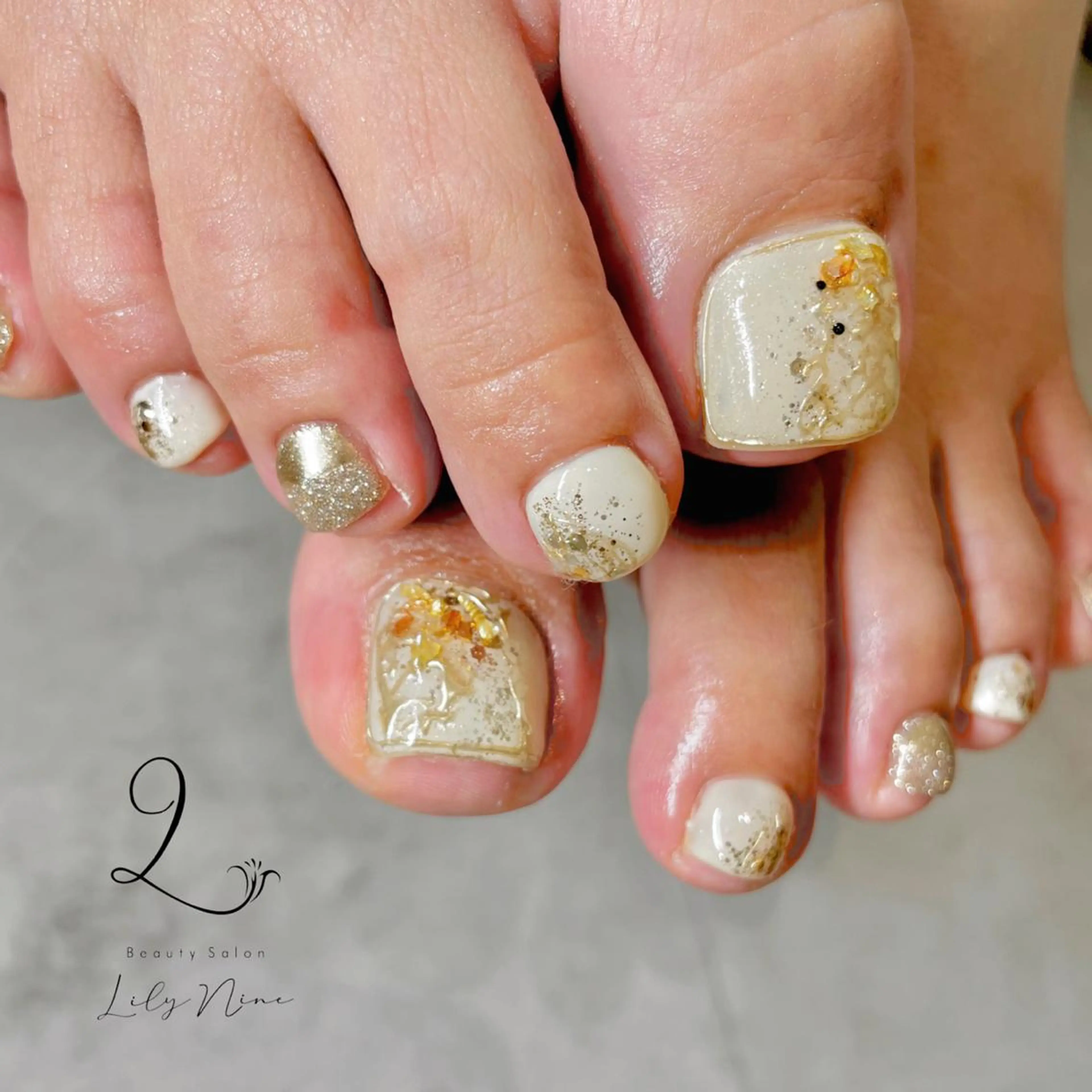 ネイル ミラーネイル ニュアンスネイル REVIA :ayaのネイルデザイン