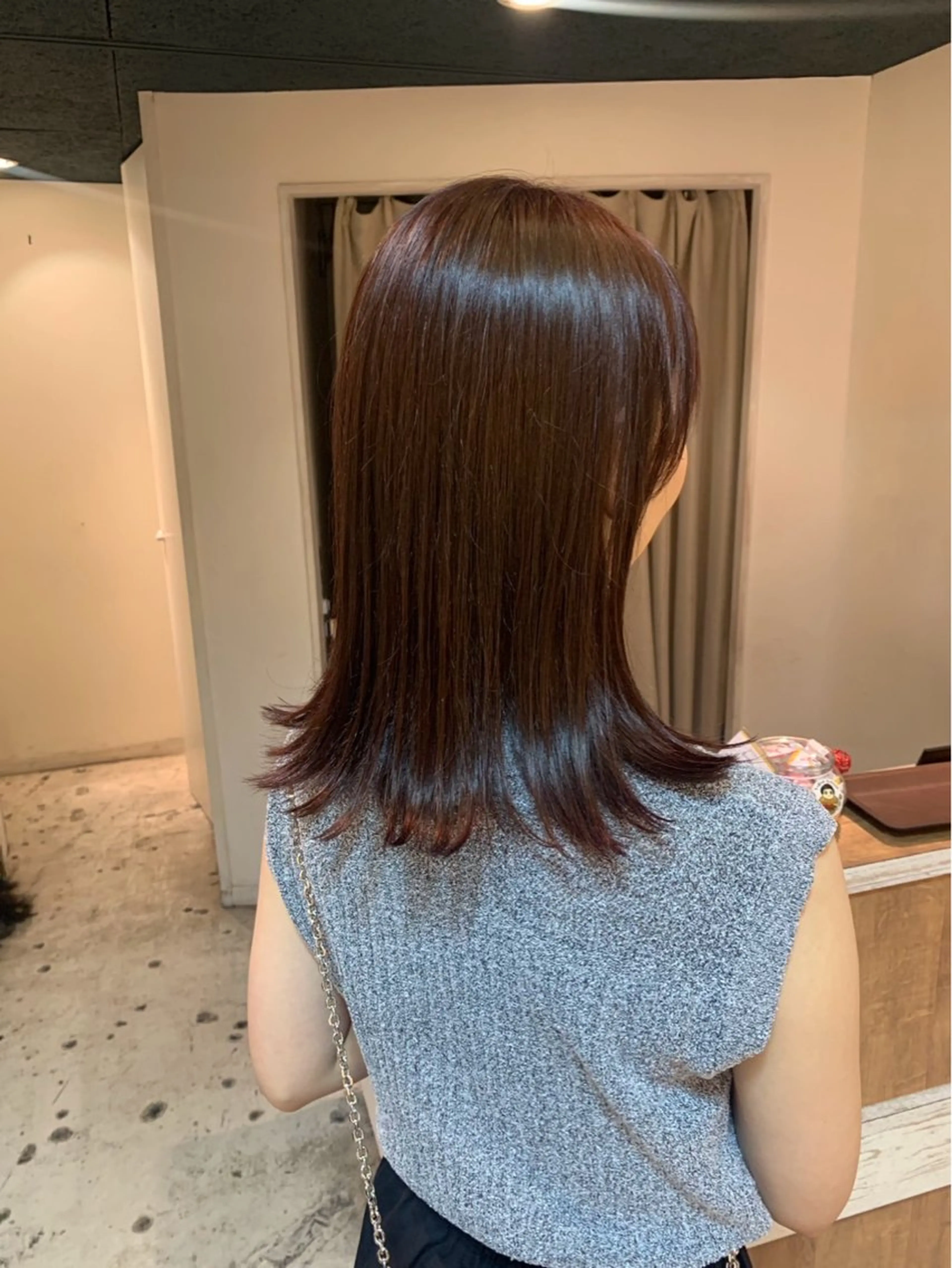 セミロング タツキ／レイヤー／ パーマ／艶カラーのヘアスタイル