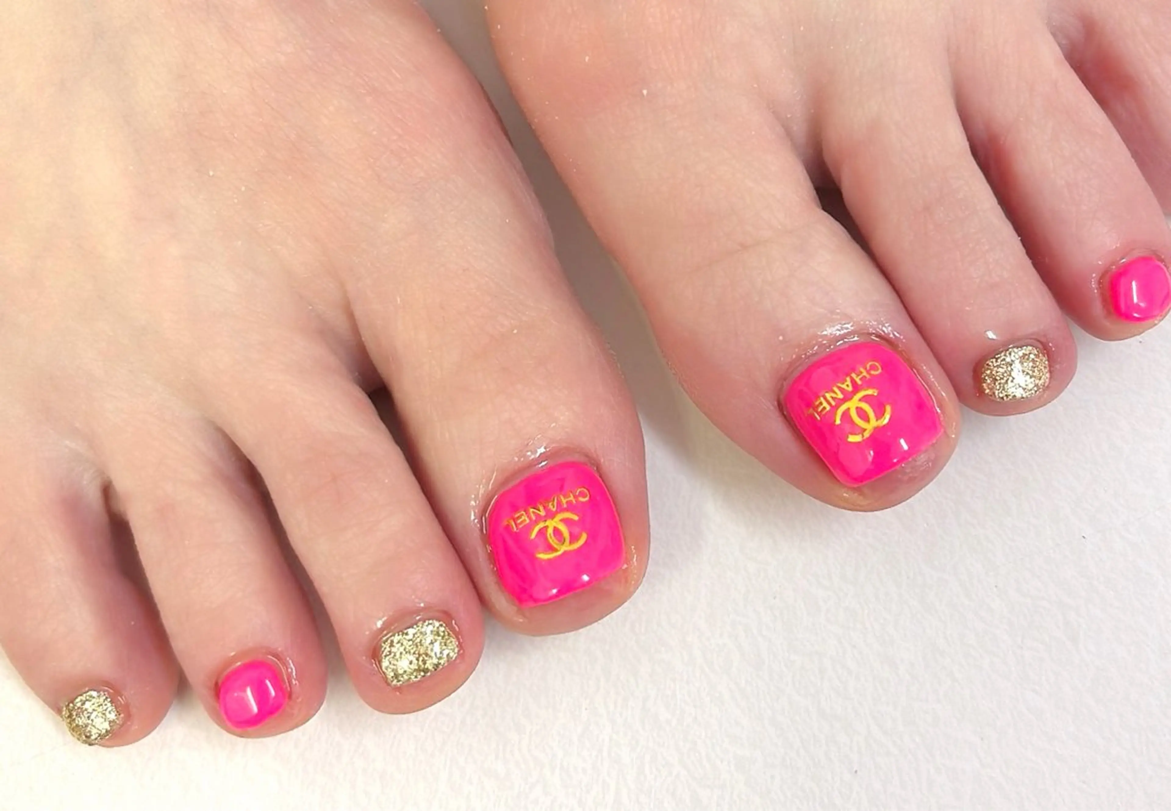 ネイル ラメ(グリッター) 持ち込み ピンク フットネイル iku🌷 by 上福岡らんらんのネイルデザイン