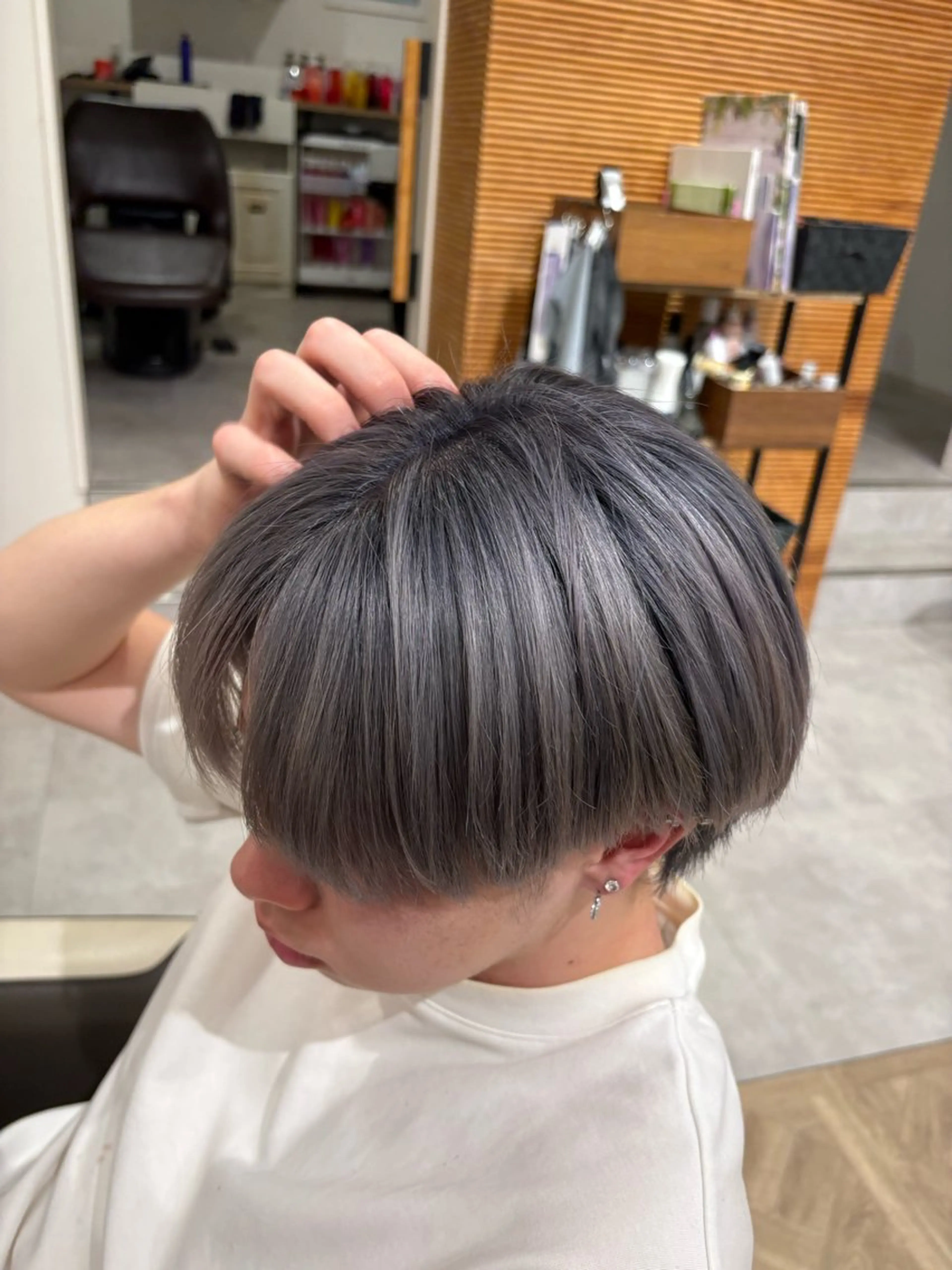 カラー ブリーチ シルバー ヘアカラー 渡邊 玲来のヘアスタイル
