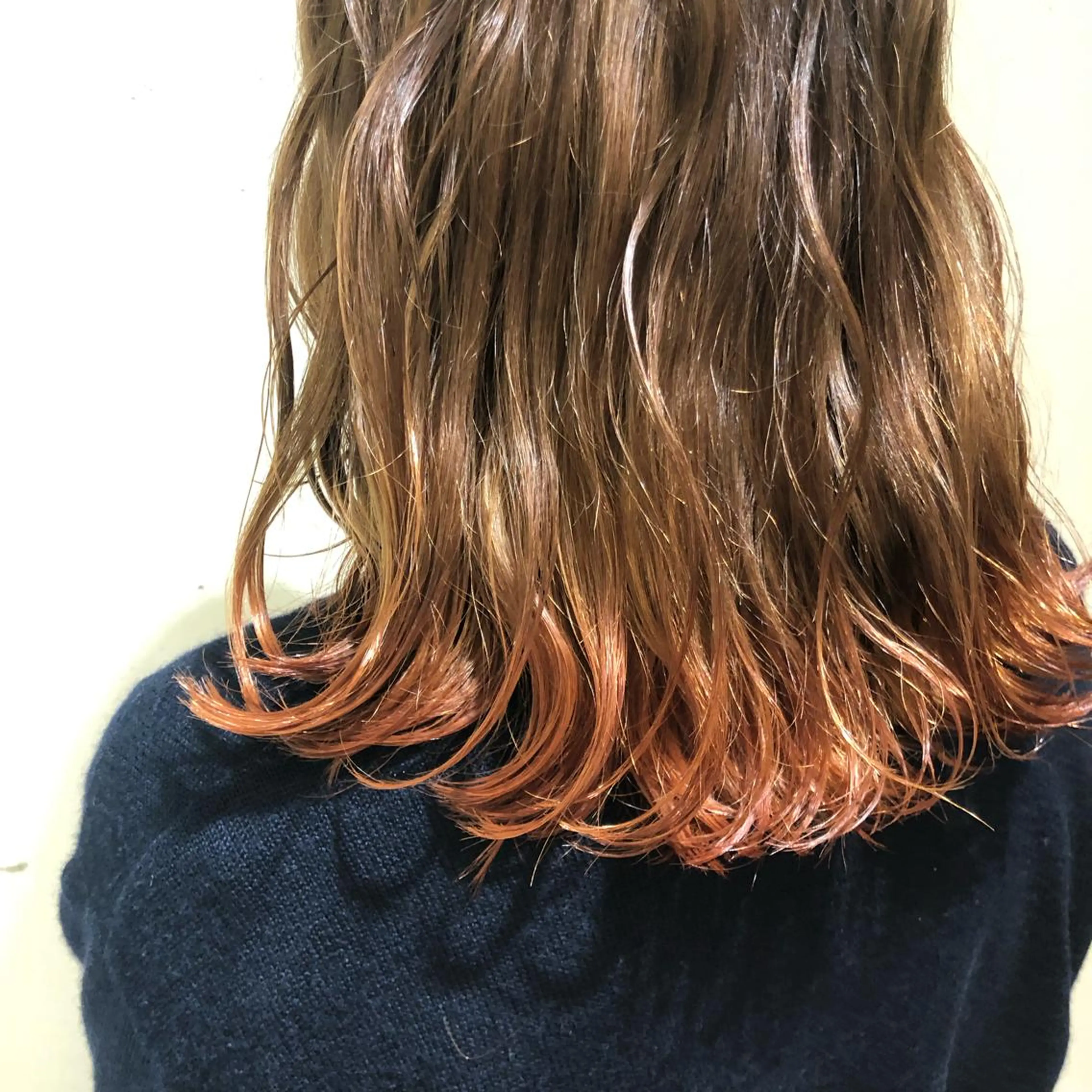 セミロング カラー パーマ ヘアアレンジ ブリーチ ブラウンカラー グラデーションカラー ハイライトカラー オレンジ カット ヘアカラー トリートメント 【ツヤ髪美容師】 ツダケイスケのヘアスタイル