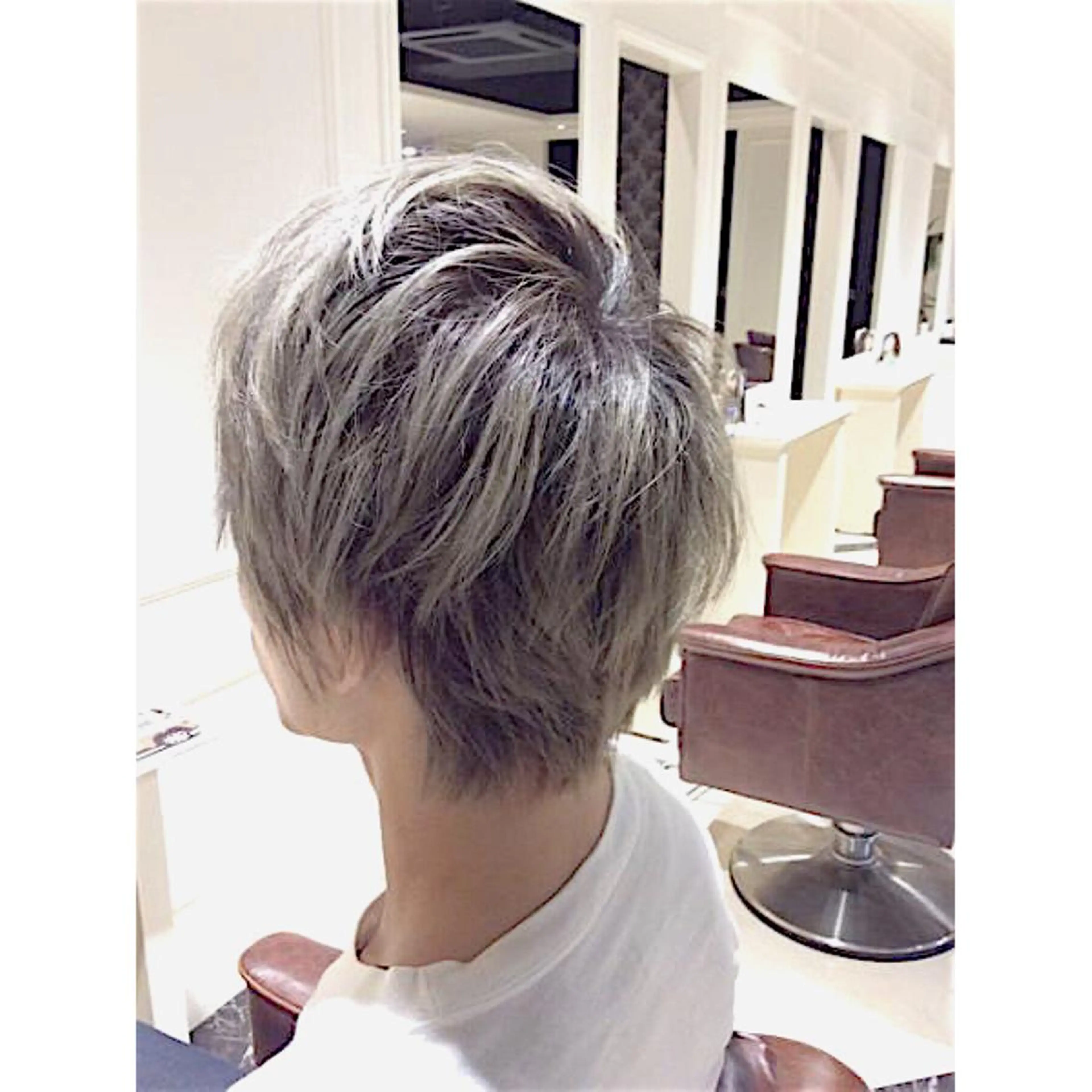 ショート カラー シルバー na3moe【ナナナモエ】所属・髪質改善✨カラー特化 サロン🎨平尾晃一のヘアスタイル