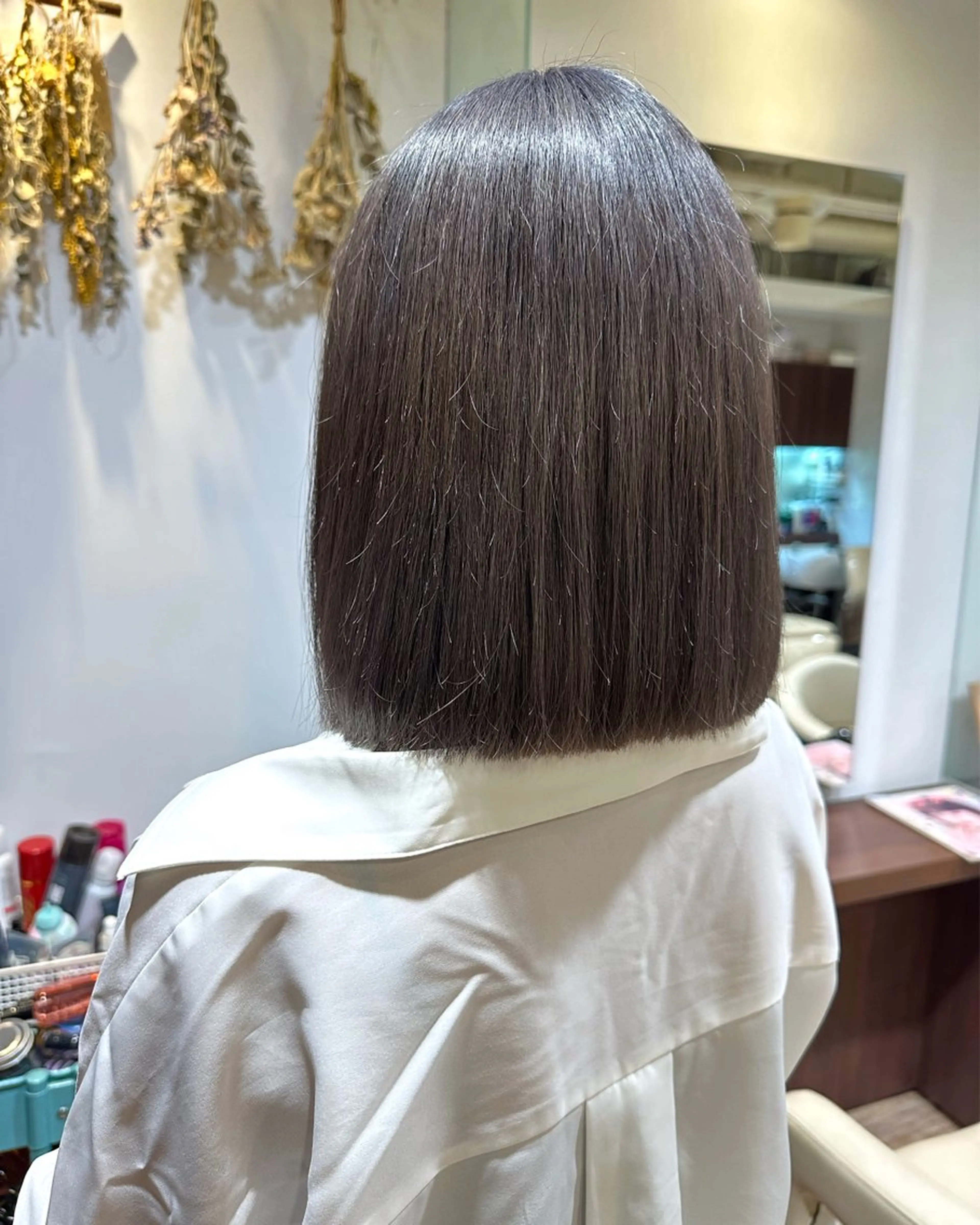 ショート カラー ダブルカラー ハイトーンカラー シルバー ボブ 宇都 唯のヘアスタイル