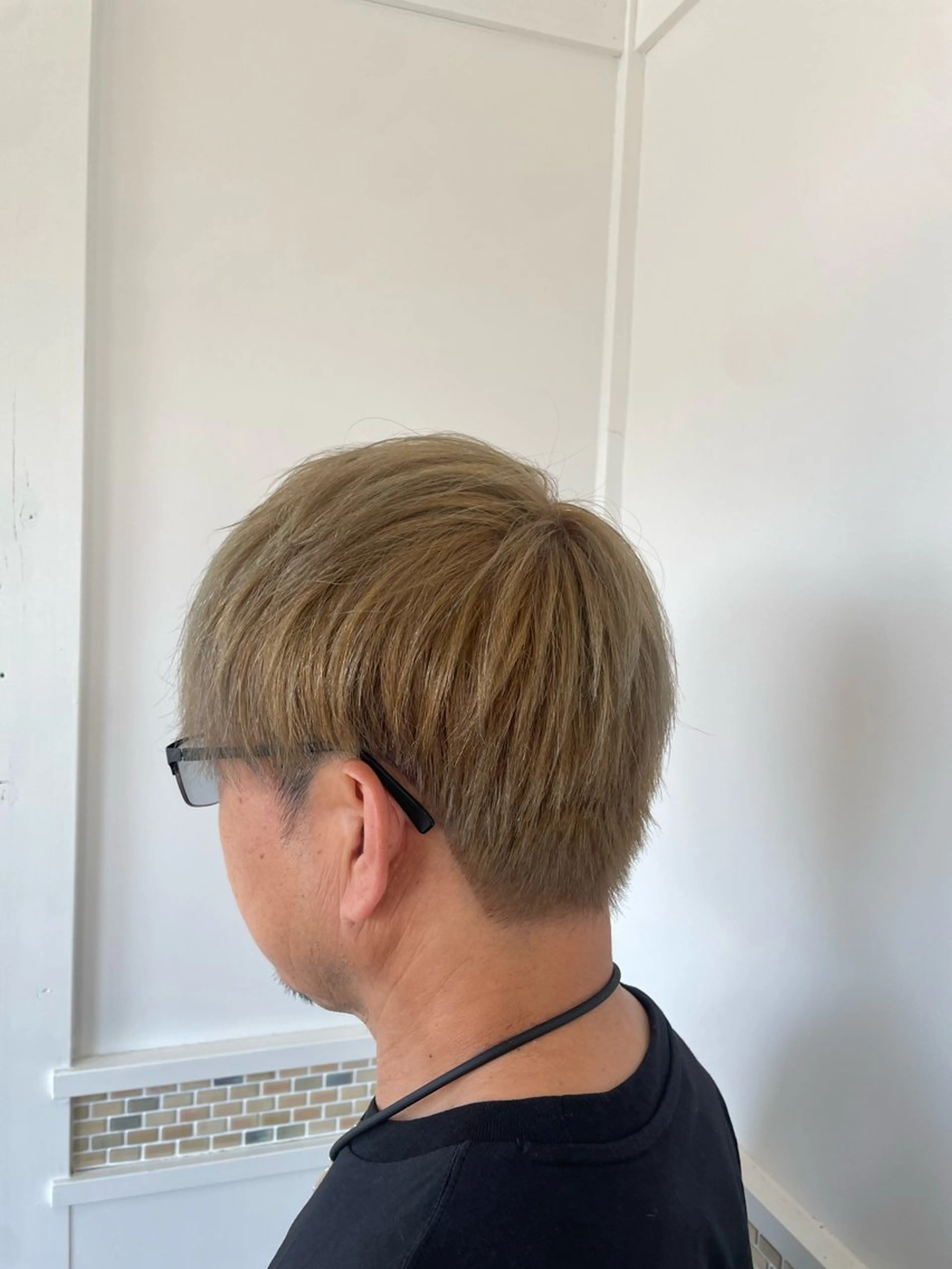 ショート カラー メンズ メンズブリーチ ベージュカラー ブリーチ ショートヘア カット ヘアカラー 前原 真人のヘアスタイル