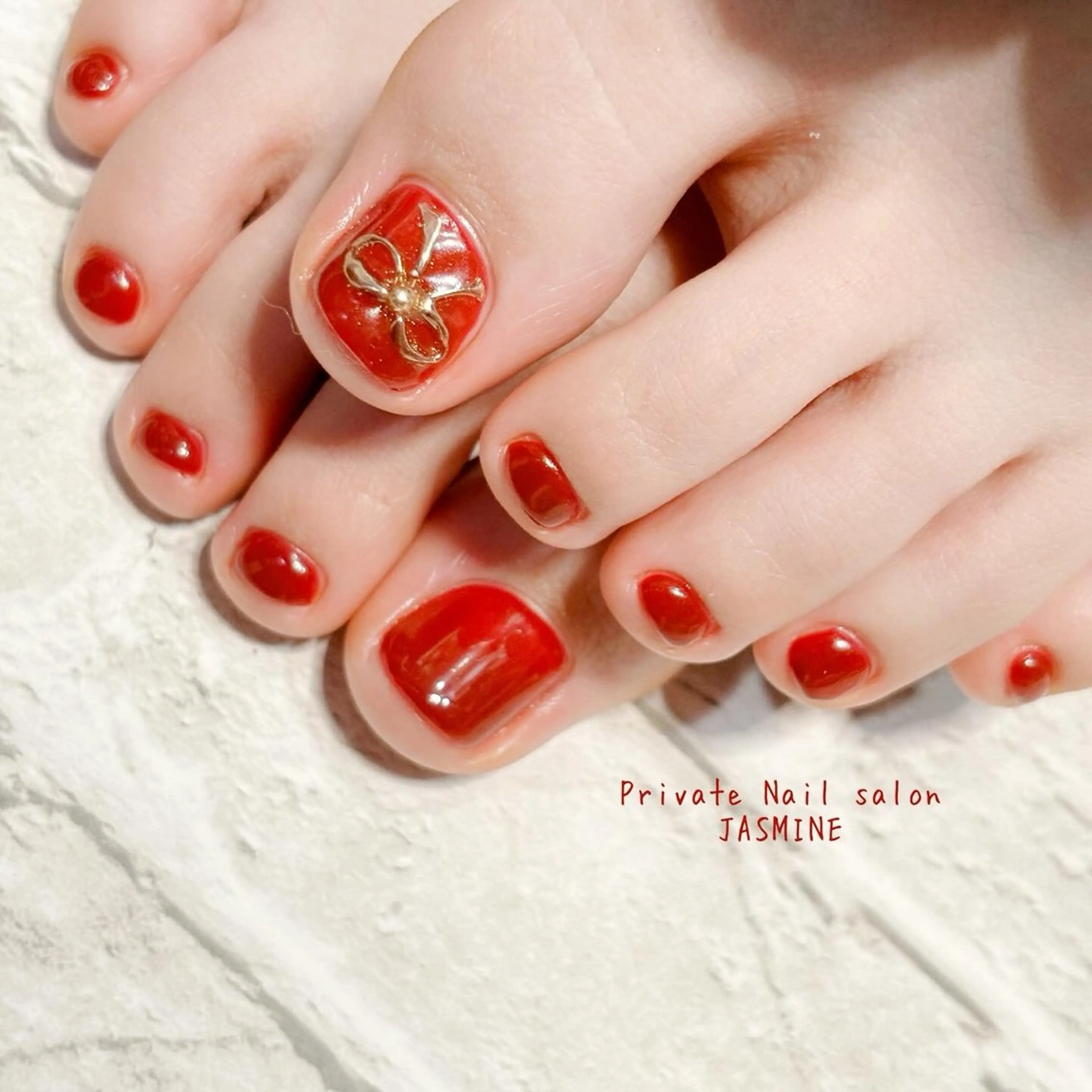 ネイル フットネイル 赤色 リボン Nail salon JASMINEのネイルデザイン
