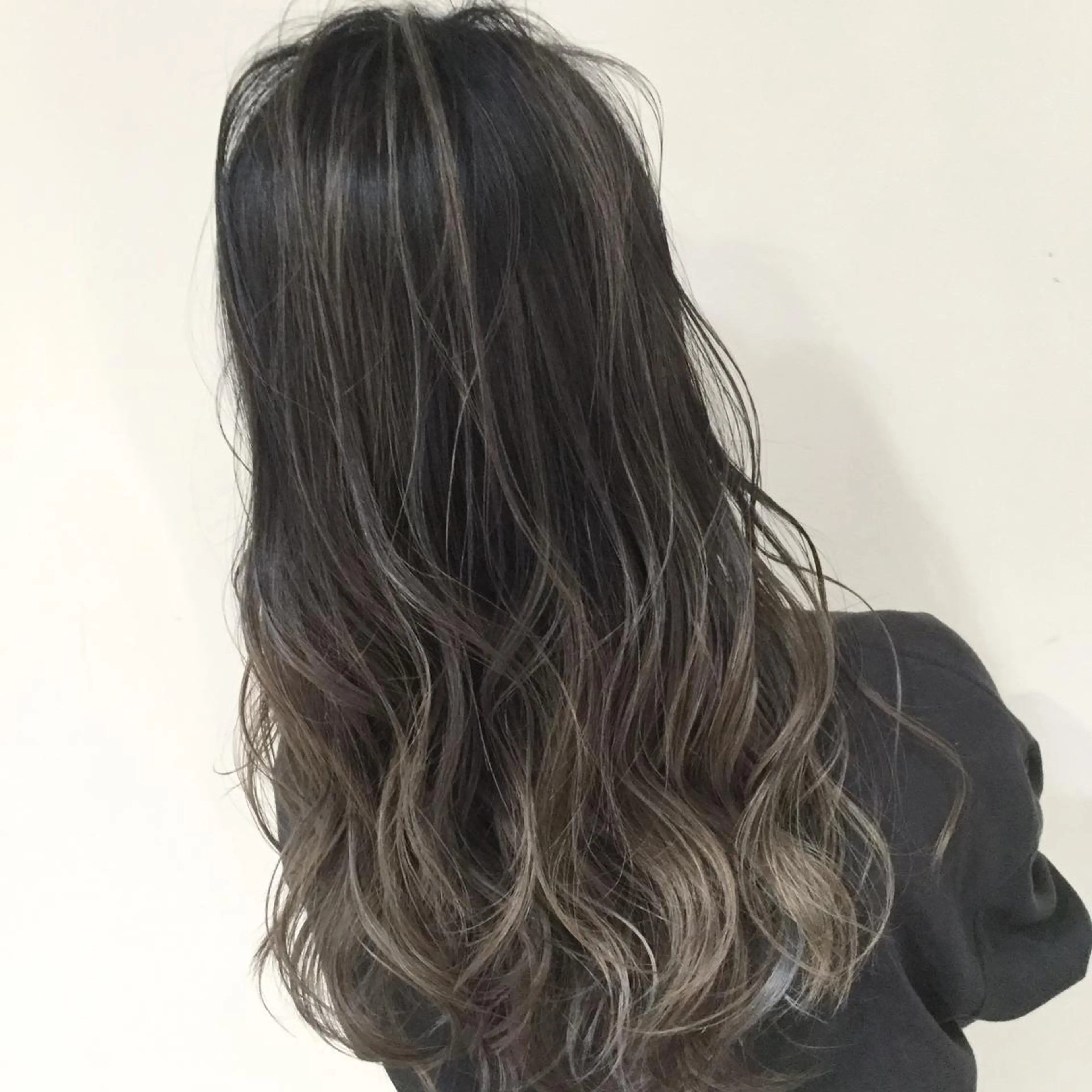 セミロング カラー アッシュ アッシュグレー アッシュグレージュ バレイヤージュ ミストバング AMI Hair  supply所属・髪質改善カラー 韓国風レイヤーのヘアスタイル